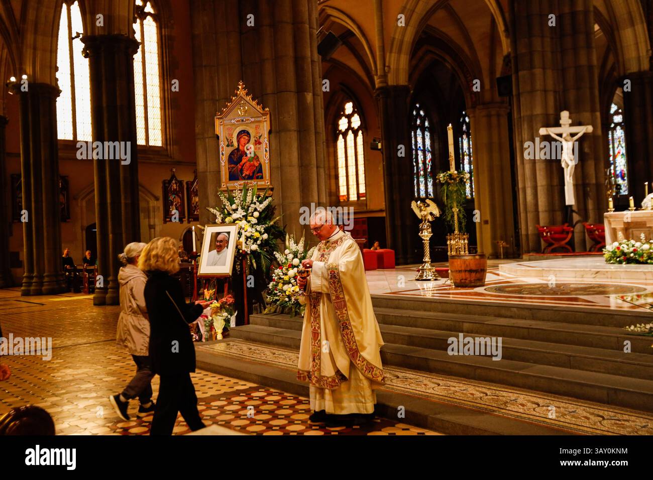 Priester werden während der Gedenkmesse für Papst Franziskus in der St. Patrick's Cathedral gesehen. Mehr als fünf Millionen australische Katholiken trauern um Papst Franziskus, der im Alter von 88 Jahren nach einer langen Schlacht mit doppelter Lungenentzündung verstorben ist. Als erster Jesuit- und südamerikanischer Papst diente er über ein Jahrzehnt lang mit einem Schwerpunkt auf Demut, Inklusion und Reform innerhalb der katholischen Kirche. Gedenkveranstaltungen fanden in ganz Australien statt, unter anderem in der St. Patrick's Cathedral in Melbourne, wo Geistliche, politische Führer und Mitglieder der Öffentlichkeit zum Gebet und Gedenken zusammenkamen. (Ph Stockfoto