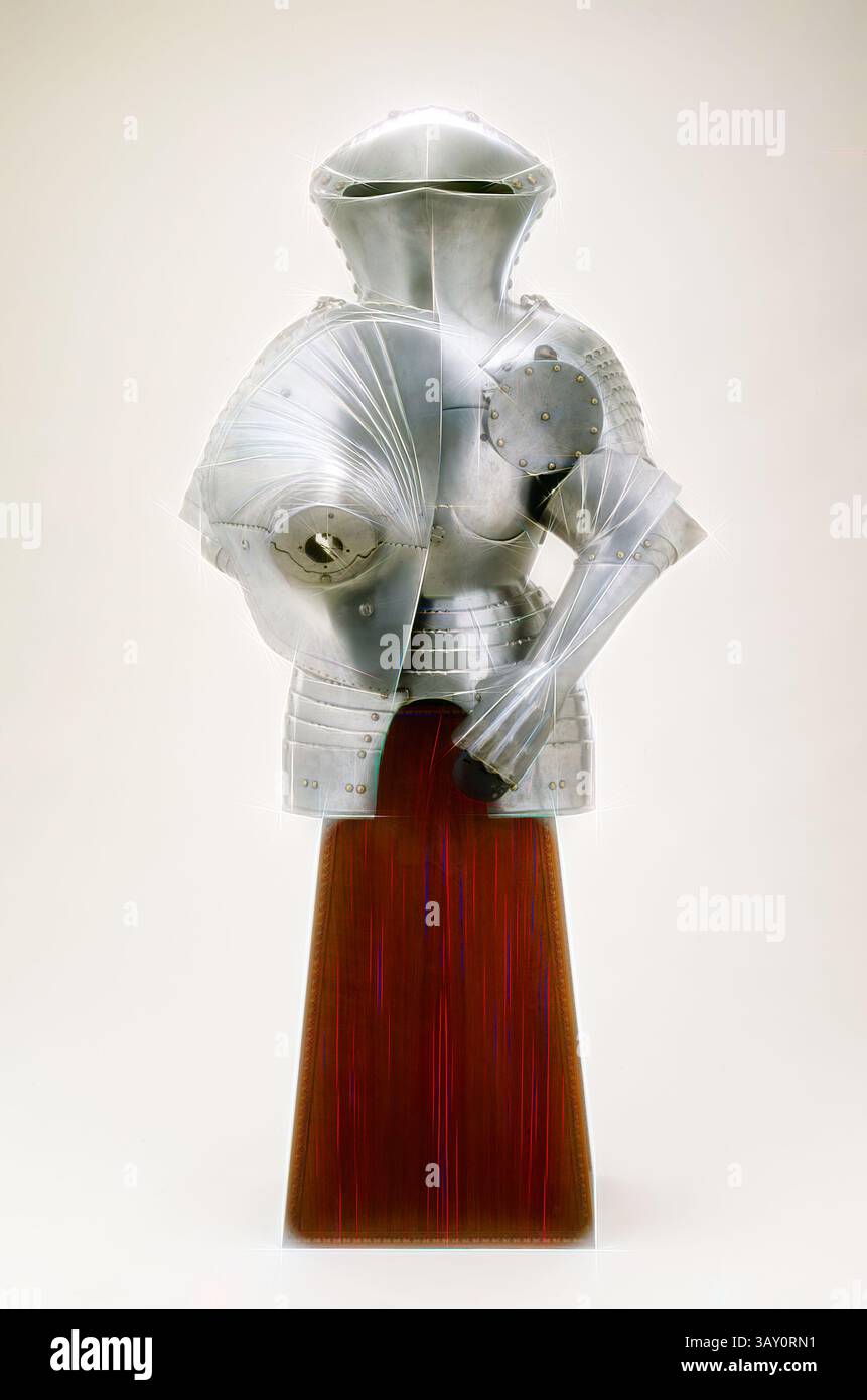 Eine markante Rüstung mit komplizierten Metallarbeiten und Design wird präsentiert. Die Rüstung verfügt über eine Kombination aus Schutzelementen und einen fließenden roten Rock, der sich vom glänzenden Metall abhebt. Diese künstlerische Darstellung fängt Kraft und Eleganz ein., Whilhelm von, der ältere Worms, 1497-1537, Vamplate for the Joust with Sharp Lances (Rennen), ca. 1500, Stahl, Overall: 42 x 19 1/4 x 17 3/4 Zoll (106,7 x 48,9 x 45,1 cm), Klassische Kunst mit einem modernen Twist, neu interpretiert von Artotop Stockfoto