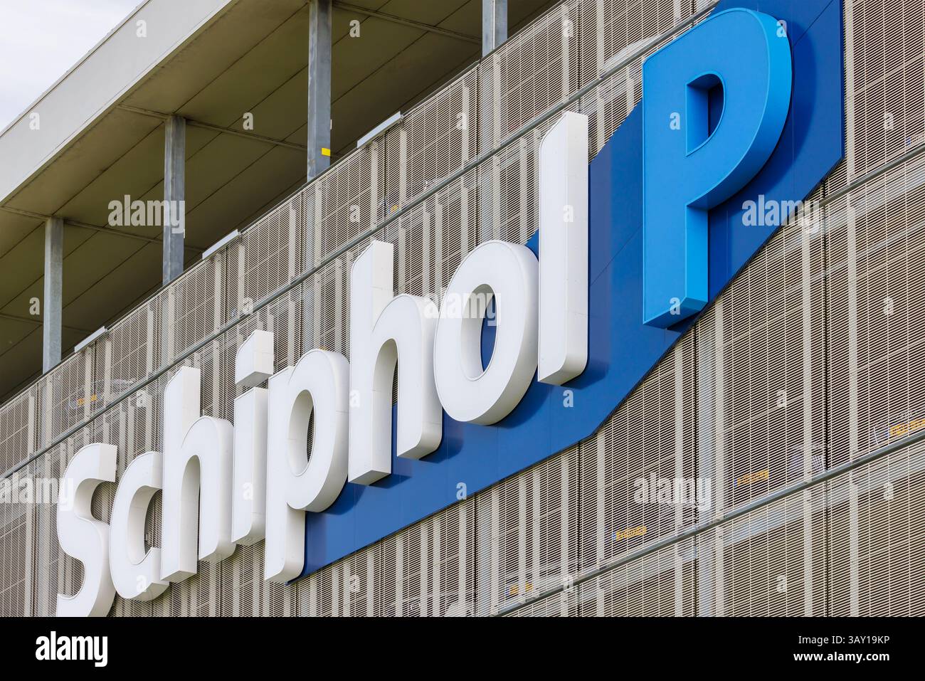 Schiphol, Niederlande - 14. April 2025: Blick auf einen Parkplatz am Flughafen Schiphol, Niederlande Stockfoto