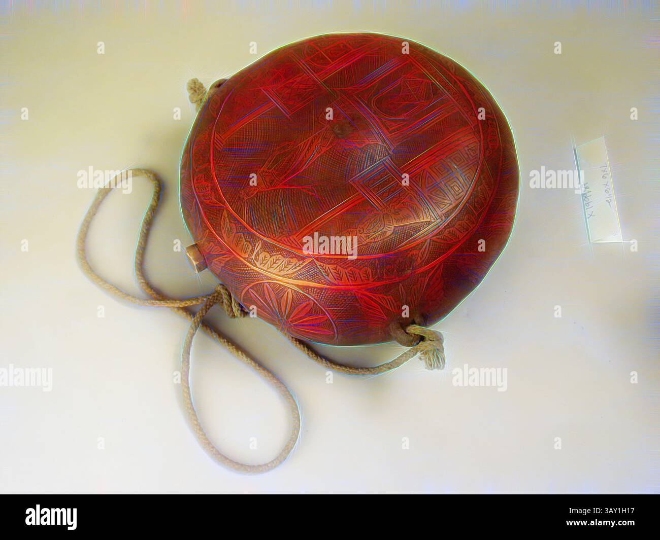 Ein lebendiger runder Beutel, der mit detaillierten Schnitzereien und Mustern verziert ist und ein stabiles Seil zum einfachen Tragen hat., Unknown (Italienisch), Pilgerwasserflasche, ca. 1870, geschnitzter Kürbis, 10 1/2 x 11 3/4 x 4 Zoll (26,7 x 29,8 x 10,2 cm), klassische Kunst mit modernem Touch, neu interpretiert von Artotop Stockfoto