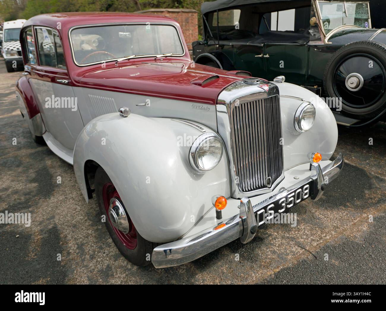 Dreiviertel-Vorderansicht einer 1954, Alvis TC 21/100 Grey Lady at the Easter Classic Gathering, Brooklands Museum, Weybridge, Surrey, England, UK, EU Stockfoto