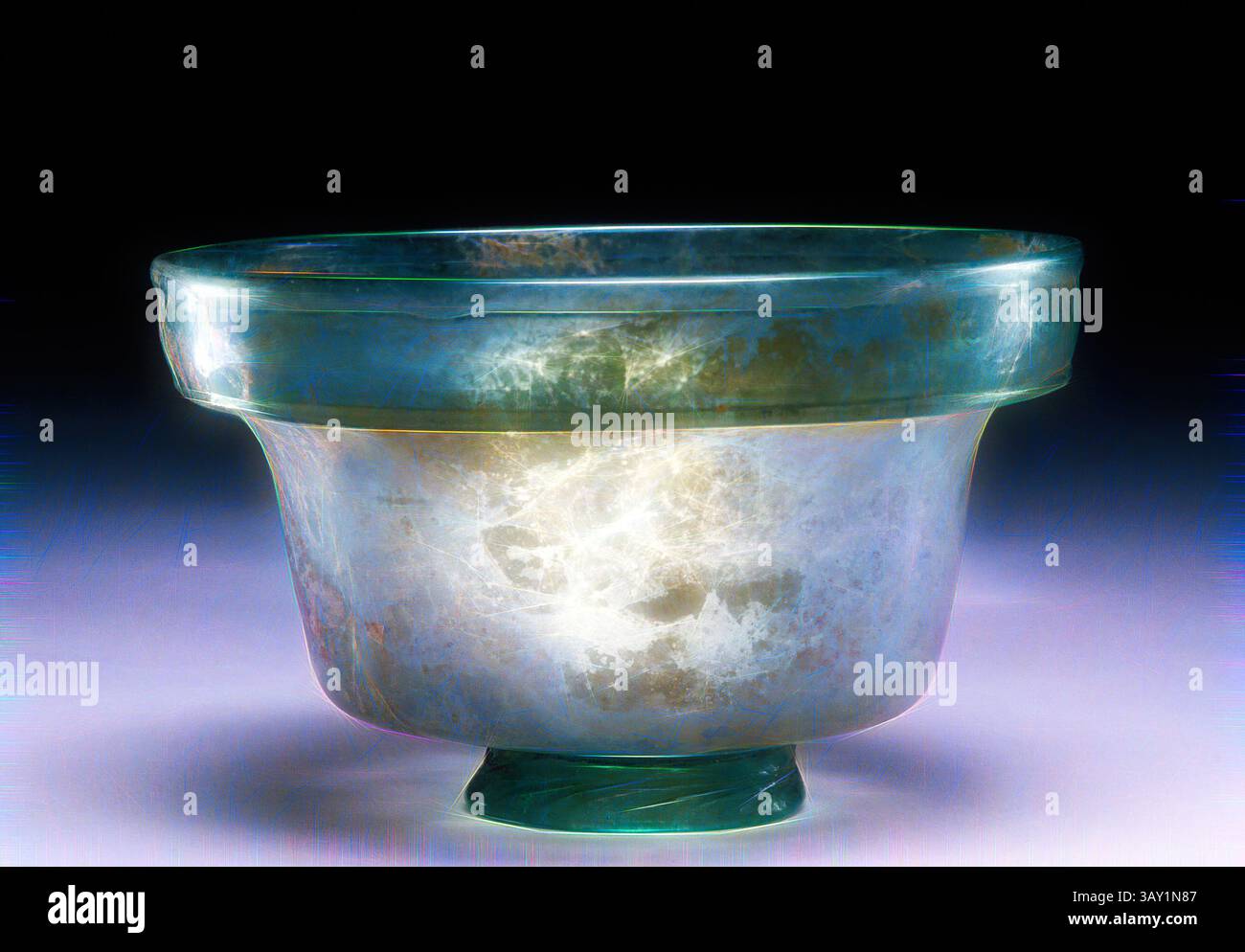 Eine aufwendig gefertigte Schüssel mit glatter, durchscheinender Oberfläche, die subtile Farbvariationen und Textur aufweist und auf einem leicht verjüngten Boden aufliegt. Das Gesamtdesign strahlt Eleganz und Raffinesse aus und betont die Kunstfertigkeit seiner Schöpfung., Roman, Schüssel, 4. Jahrhundert n. Chr., Glas, h. 3 1/2 - 5/8 x D. 6 Zoll, Klassische Kunst mit modernem Touch, neu interpretiert von Artotop Stockfoto