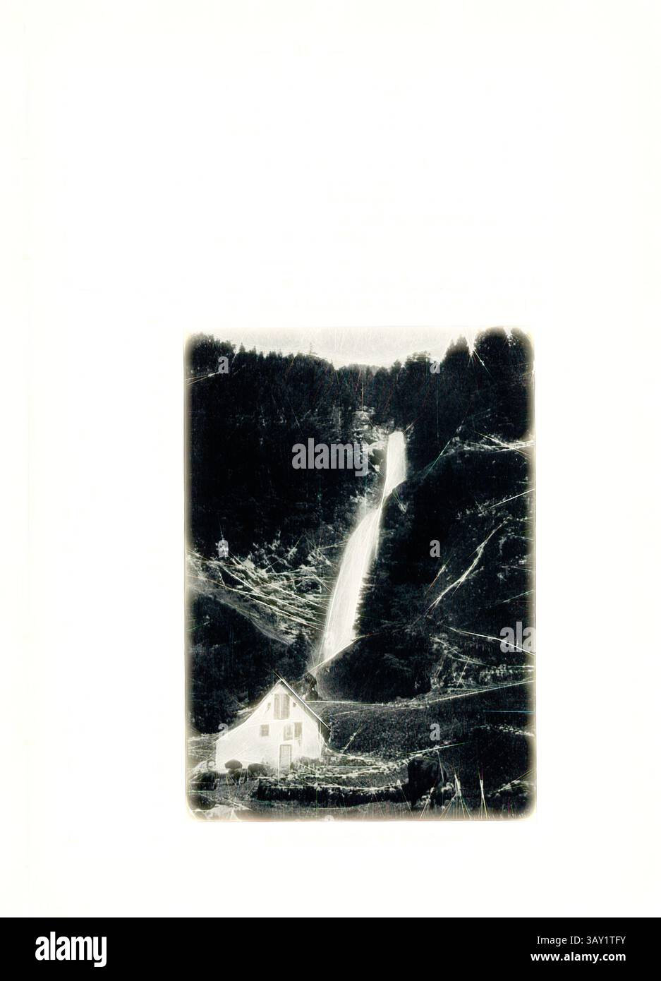 Eine ruhige Landschaft mit einem hübschen Haus in einem Tal, mit einem majestätischen Wasserfall, der die felsigen Klippen hinunterstürzt, umgeben von üppigen Bäumen und zerklüftetem Gelände., Diesbachfälle bei Dornhaus, Diesbachfälle bei Dornhaus (Glaurs Süd), signiert: Brooke & Kuhn, Abb. 93, S. 91, Brooke & Kuhn (Klischee), 1900, J. Knobel: Illustrierter Reisebegleiter für die Alpenstraße des Klausen und ihre Zufahrtslinien. Glarus: Buchdruckerei J. Spälti, 1900, Klassische Kunst mit modernem Twist neu interpretiert von Artotop Stockfoto