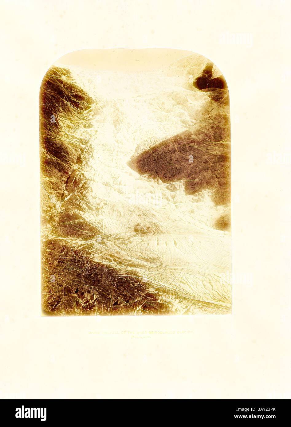 Es wird eine surreale Landschaft dargestellt, die raues Gelände mit komplizierten Texturen und Mustern zeigt. Die Szene weckt ein Gefühl von Tiefe und Geheimnis und hebt die natürlichen Konturen des Landes hervor, während es subtil zwischen Licht und Schatten übergeht., oberer Eisfall des Ober Grindelwald Gletschers, Oberer Grindelwald Gletscher, Fotografie, Frontispiece, Edwards, Ernest, 1866, H. B. George, das Oberland und seine Gletscher: erforscht und illustriert mit Eisaxt und Kamera. London: Bennett, 1866, Klassische Kunst mit einem modernen Twist, neu interpretiert von Artotop Stockfoto