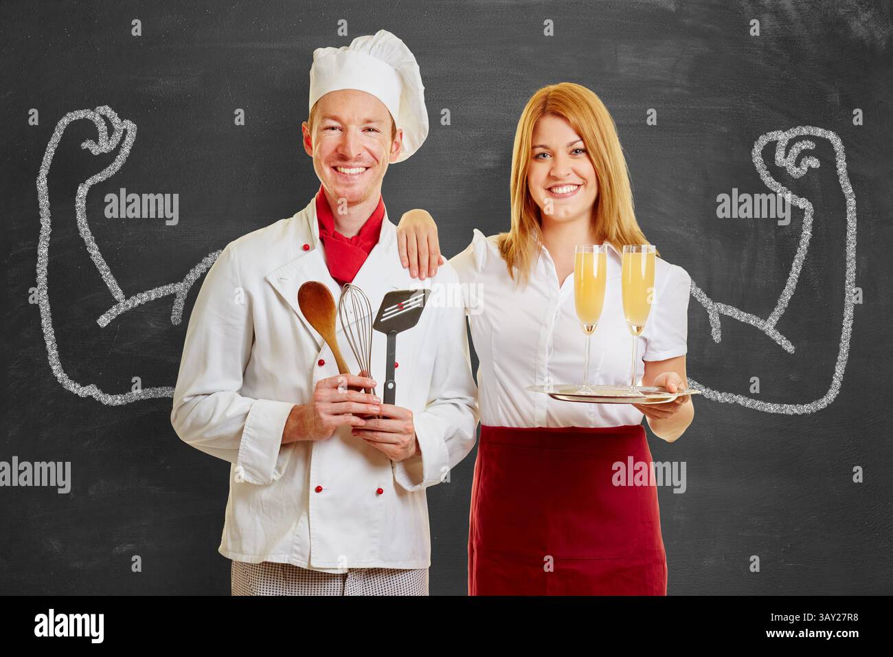 Koch und Kellnerin vor einer Tafel mit muskulösen Armen als Konzept für Gastronomie und Kompetenz. Stockfoto