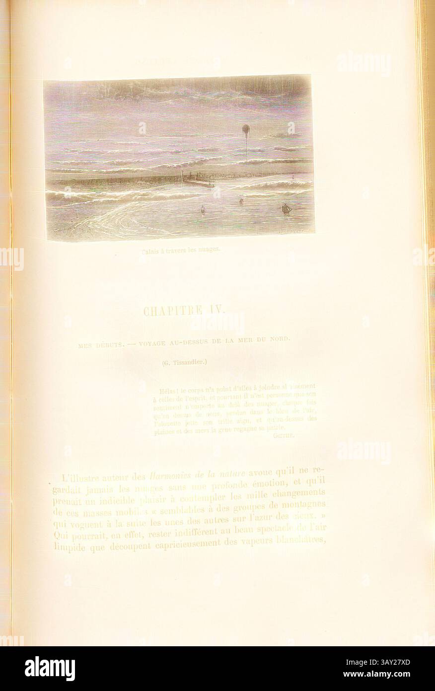 Über dem Text ist eine Küstenszene mit sanften Wellen und einer fernen Figur in der Nähe eines Posts oder Markers dargestellt, die auf eine ruhige Küstenlandschaft hindeutet. Der begleitende Text führt Kapitel IV ein, in dem Themen der Reise und der Erkundung am Meer angedeutet werden. Calais durch die Wolken, Heißluftballon Neptun 1868 bei Calais, signiert: C. Laplante sc, Abb. 77, S. 399, Laplante, Charles (sc.), 1870, James Glaisher; Camille Flammarion; Wilfrid de Fonvielle; Gaston Tissandier: Voyages aériens. Paris: Hachette, 1870, Klassische Kunst mit modernem Touch, neu interpretiert von Artotop Stockfoto