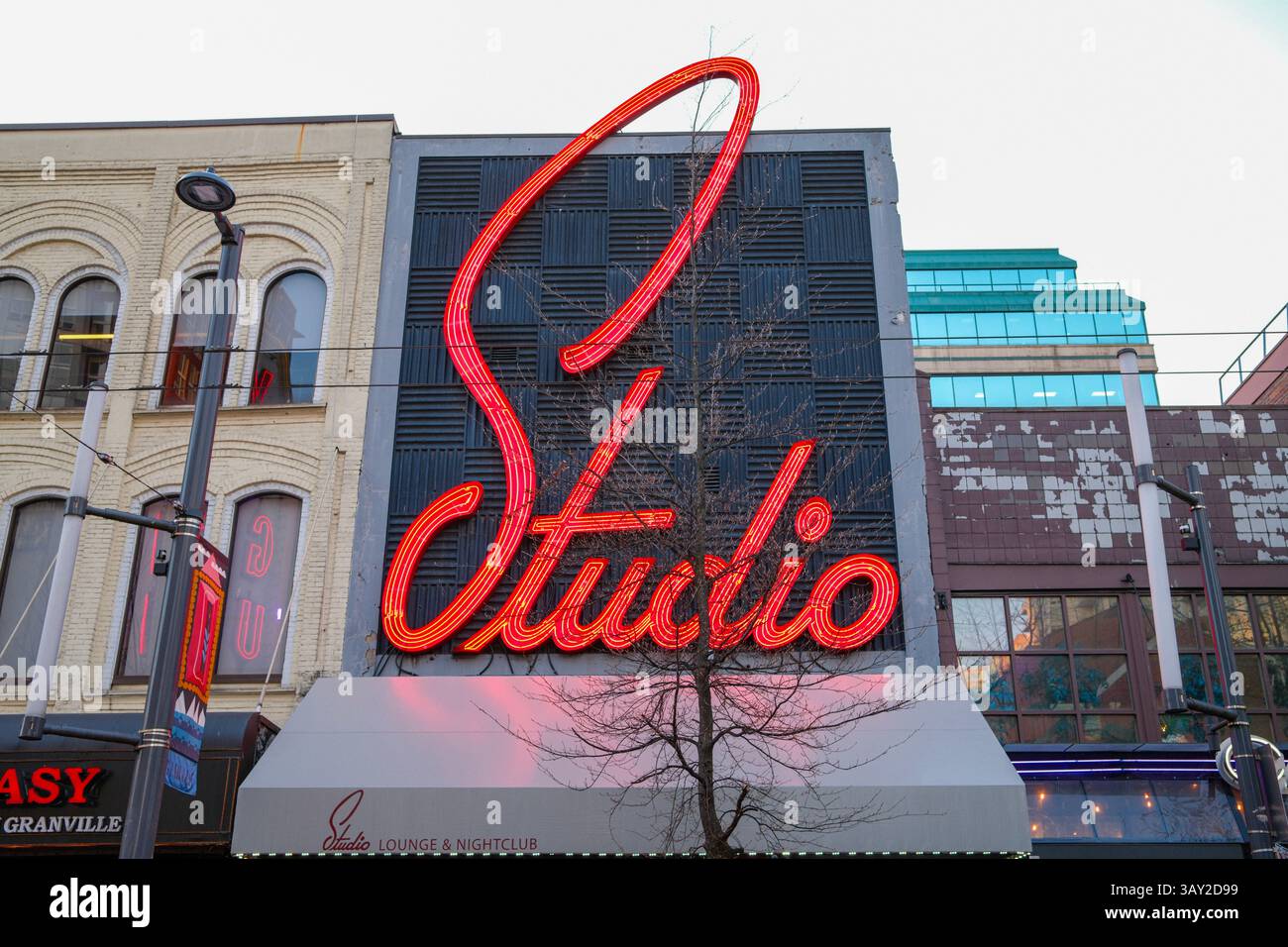 Das coole Vintage Neonschild des Studio Nightclubs an der Granville Street in Vancouver, BC. Stockfoto