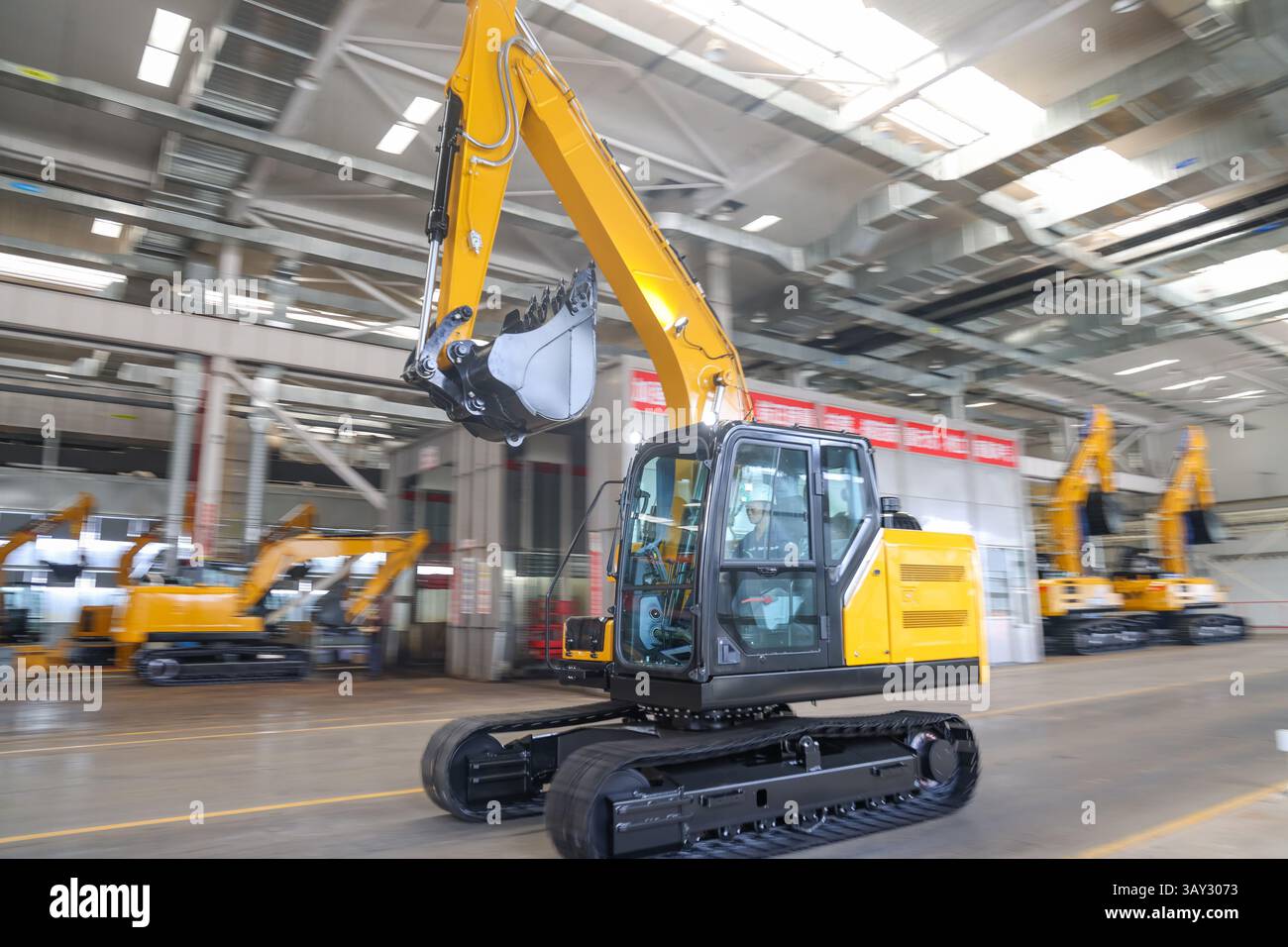 (250422) -- CHONGQING, 22. April 2025 (Xinhua) -- Ein Mitarbeiter führt Leistungstests an einem Bagger bei einem Gerätehersteller in der südwestchinesischen Gemeinde Chongqing durch, 21. April 2025. Der neue internationale Land-See-Handelskorridor wurde 2017 ins Leben gerufen und ist eine Handels- und Logistikpassage, die von Provinzregionen in Westchina und ASEAN-Mitgliedern gemeinsam gebaut wurde. In den letzten Jahren haben Ausrüstungsunternehmen in Chinas westlichen Regionen zusammen mit der Entwicklung des neuen internationalen Land-See-Handelskorridors den digitalen und intelligenten Wandel beschleunigt Stockfoto
