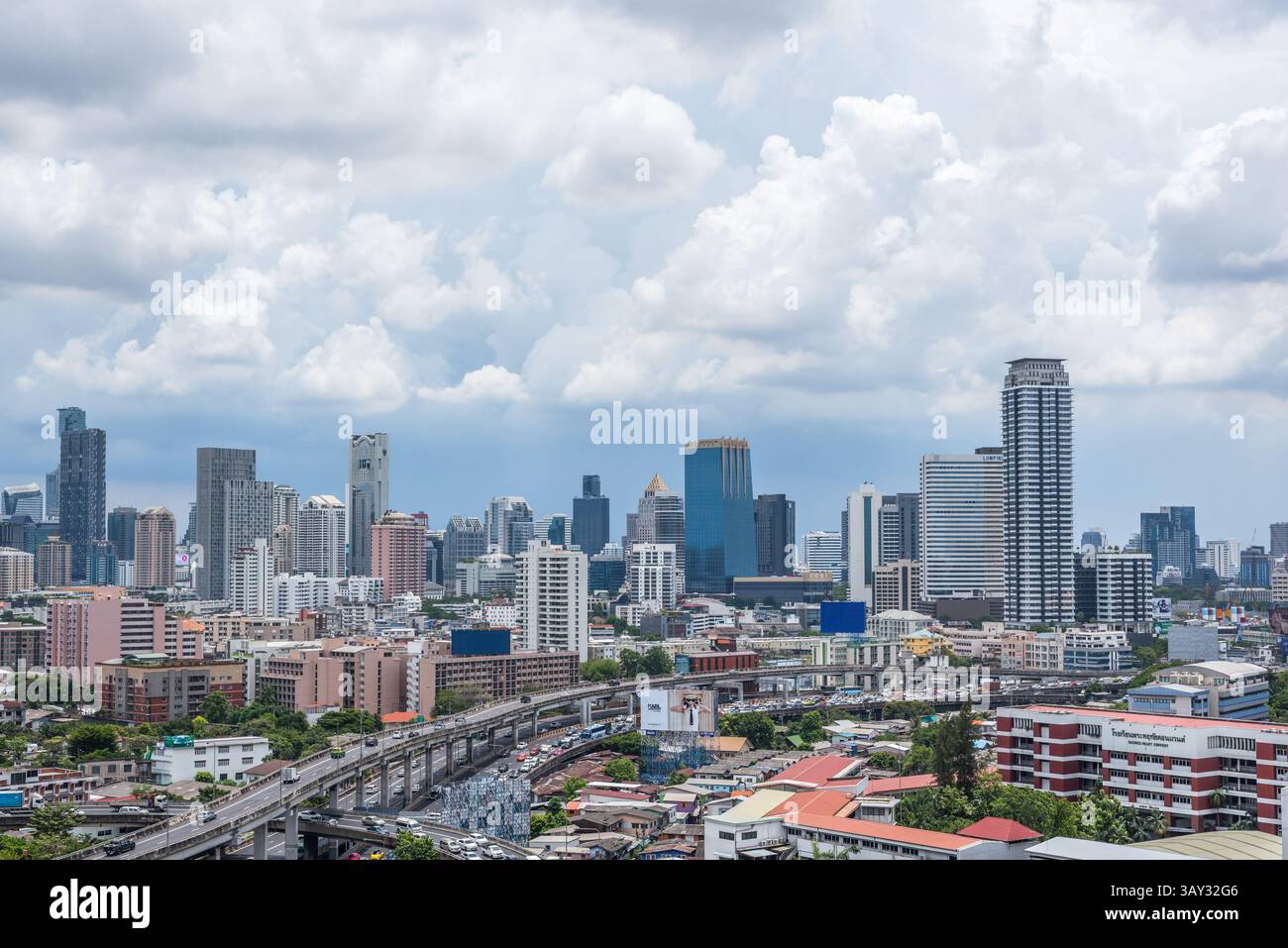 Bangkok, Thailand - 26. Mai 2018 : Stadtbild und Transport mit Schnellstraße und Verkehr tagsüber vom Wolkenkratzer von Bangkok. Bangkok ist das Capi Stockfoto