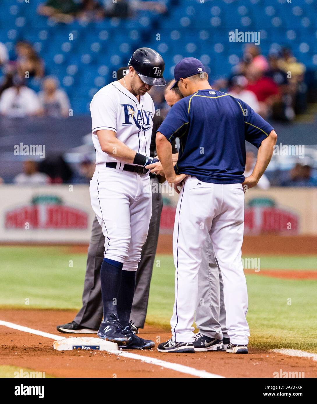 5. September 2016: Nachdem Tampa Bay Rays von einem Pitch getroffen wurde, wird der dritte Baseman Evan Longoria (3) von Head Coach Kevin Cash und dem Teamtrainer im 1. Inning des Spiels zwischen den Baltimore Orioles und den Tampa Bay Rays im Tropicana Field, St. Petersburg FL, gesehen. Credit Image: Del Mecum CSM (Credit Image: &Copy; Del Mecum/Cal Sport Media via ZUMA Wire) Stockfoto