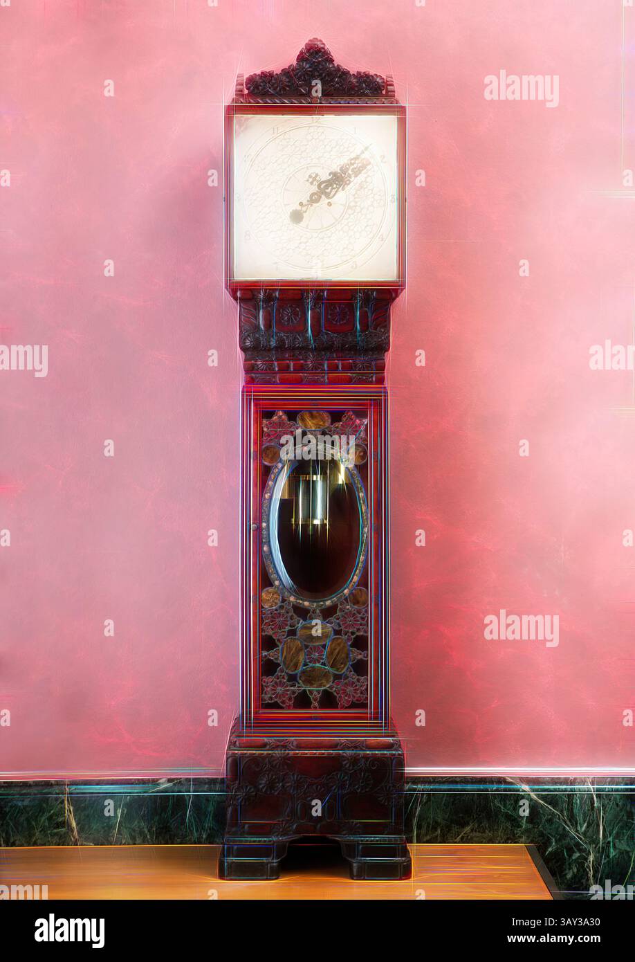 Eine kunstvoll verzierte Großvateruhr steht elegant vor einem weichen, farbenfrohen Hintergrund mit komplizierten Schnitzereien und einem klassischen Design. Das Zifferblatt weist zarte Markierungen und Verzierungen auf, die zeitlose Handwerkskunst widerspiegeln., Tiffany and Company, American, gegründet 1837, hohe Case Clock, 1882 oder 1883, Mahagoni-Kirsche; Buntglas; silberne Bronze und Lack, insgesamt 97 x 20 3/4 x 20 3/4 Zoll (246,4 x 52,7 x 52,7 cm), klassische Kunst mit einem modernen Touch, neu interpretiert von Artotop Stockfoto