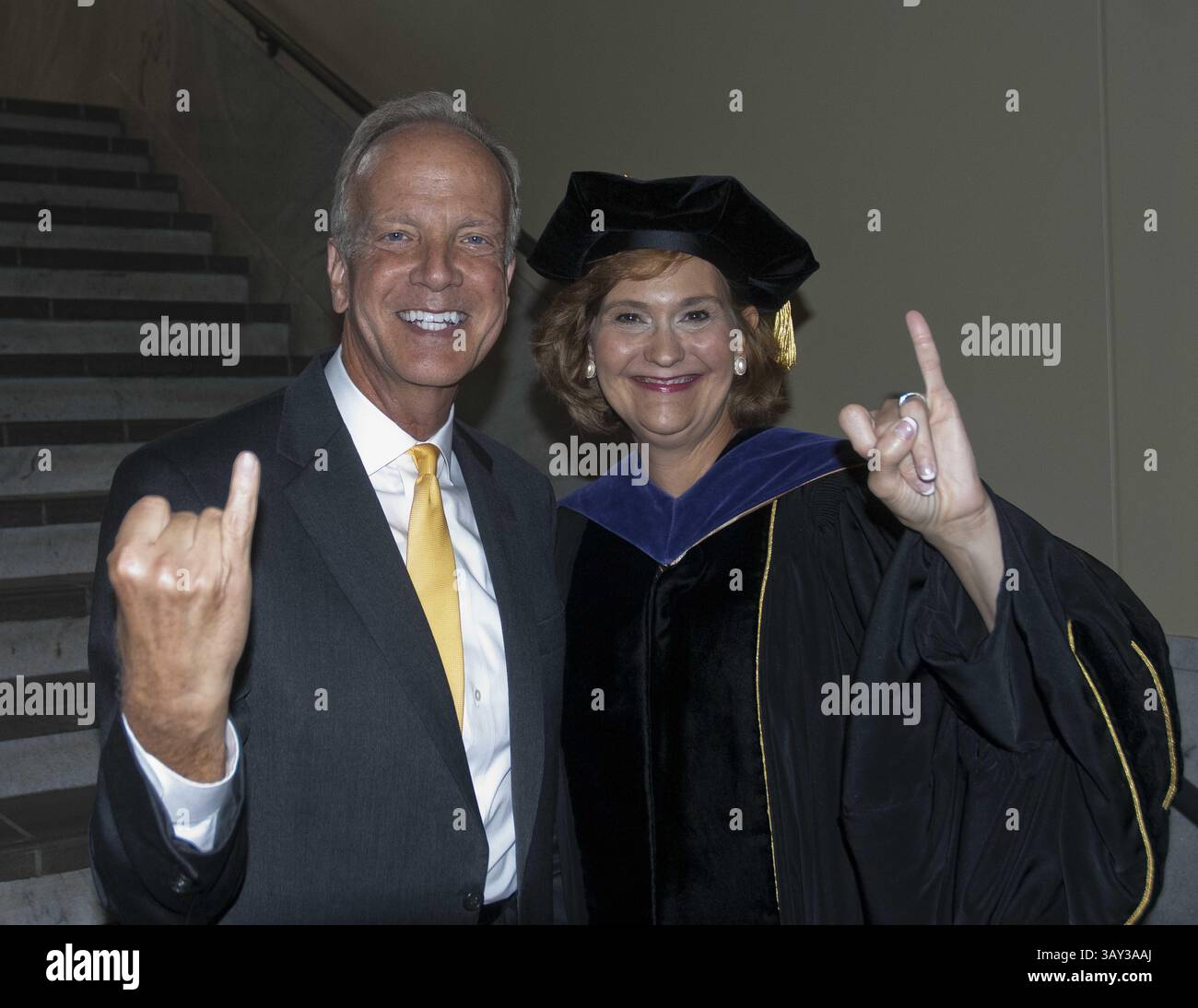 September 2016: Emporia, Kansas, USA S - US-Senator Jerry Moran (R-KS) und neuer Präsident der Emporia State University Allison Garrett blitzen bei Garretts Eröffnungszeremonie das Schild „Stingers Up“ auf. (Kreditbild: © Mark Reinstein via ZUMA Wire) Stockfoto
