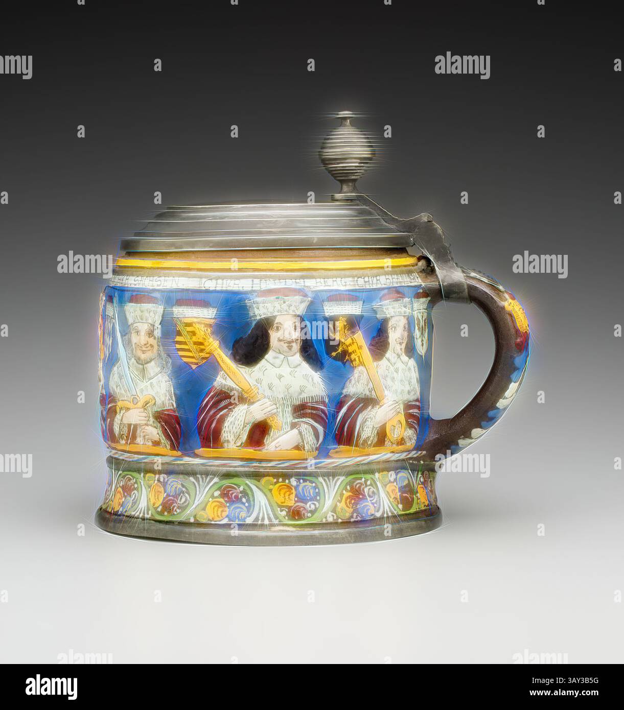 Ein aufwendig gestalteter Keramiktankard mit farbenfrohen, detaillierten Darstellungen königlicher Figuren, verziert mit lebhaften Blumenmustern und einem silbernen Deckel. Tankard, Ende des 17. Jahrhunderts, Salzglasiertes Steinzeug mit Emaildekor, Zinnhalterungen, insgesamt: 7 1/2 x 8 1/2 x 6 Zoll (19,1 x 21,6 x 15,2 cm), klassische Kunst mit einem modernen Twist, neu interpretiert von Artotop Stockfoto