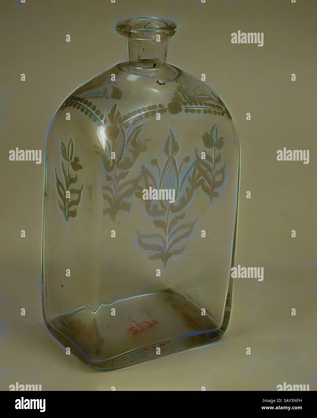 Eine kunstvolle Glasflasche mit zarten Blumengravuren, einem konischen Hals und einem stabilen Sockel. Das komplizierte Design verleiht dem Stück einen Hauch von Eleganz und zeigt Handwerkskunst und Kunstfertigkeit., Unknown (Englisch), Liquor Bottle, ca. 1850, Glas, 7 3/8 x 3 3/4 x 2 3/4 Zoll (18,7 x 9,5 x 7,0 cm), klassische Kunst mit modernem Touch, neu interpretiert von Artotop Stockfoto