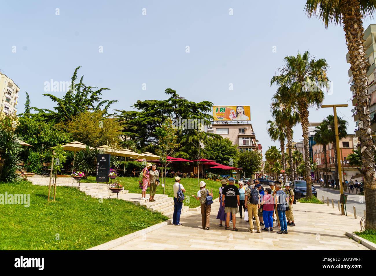 Mai 2024. Durres, Albanien. Touristen hören ihrem Reiseleiter auf dem Skanderbeg Platz zu. Foto: © Simon Grosset Stockfoto