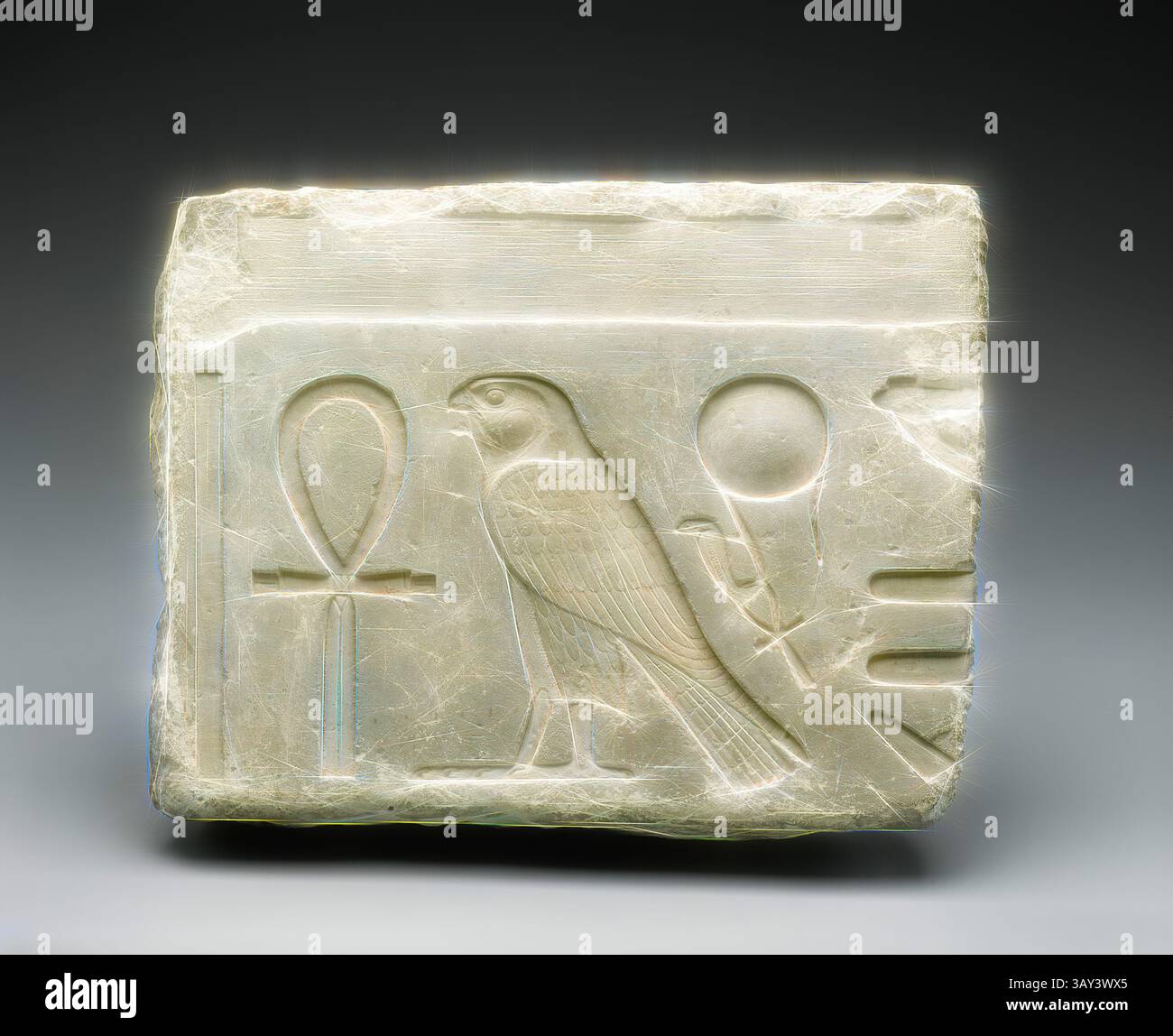 Eine antike Steintafel zeigt komplizierte Hieroglyphen, darunter die Darstellung eines Falken und verschiedene Symbole wie das Ankh, das Leben repräsentiert. Die komplizierten Schnitzereien heben die Kunstfertigkeit der frühen Zivilisationen hervor und vermitteln tiefe kulturelle Bedeutung., ägyptisch, Bauinschrift mit einem Teil des Horus-Namens Nectanebo I, 378/360 v. Chr., geschnitzter Kalkstein, 9 1/4 x 11 3/4 x 3 Zoll. (23,5 x 29,8 x 7,6 cm), klassische Kunst mit modernem Touch, neu interpretiert von Artotop Stockfoto