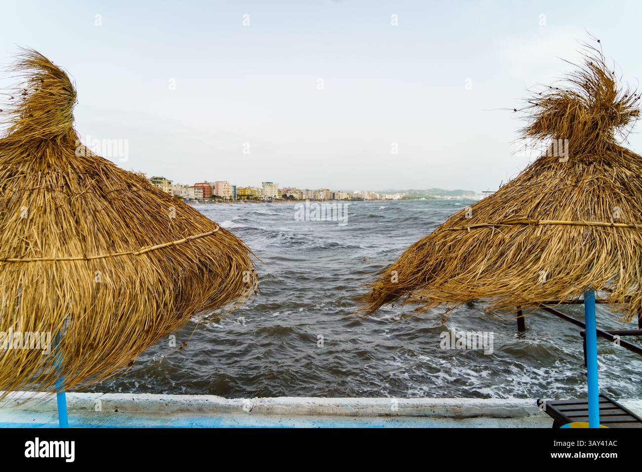 Mai 2024. Durres, Albanien. Raues Meer und starker Wind am Strand. Foto: © Simon Grosset Stockfoto