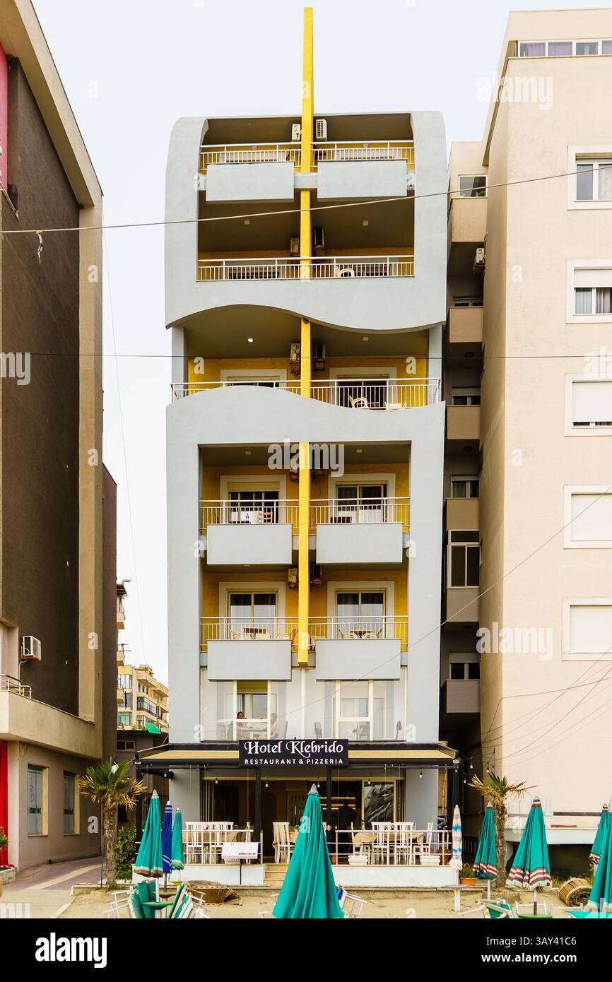 Mai 2024. Durres, Albanien. Ein schmales Gebäude zwischen normalen Gebäuden. Foto: © Simon Grosset Stockfoto