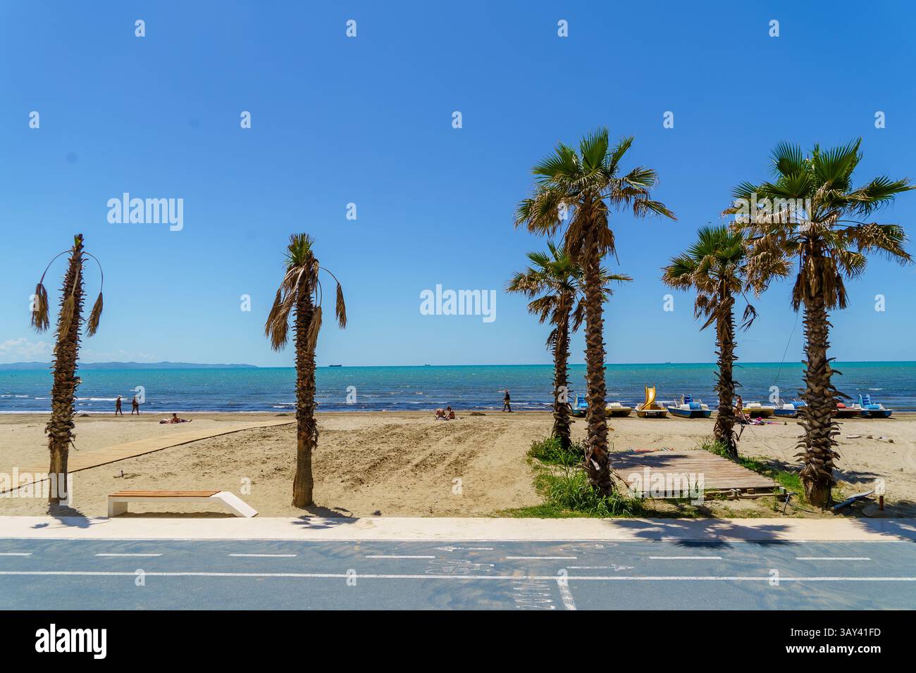 Mai 2024. Durres, Albanien. Fast leere Strandszene mit Palmen, Touristen. Foto: © Simon Grosset Stockfoto