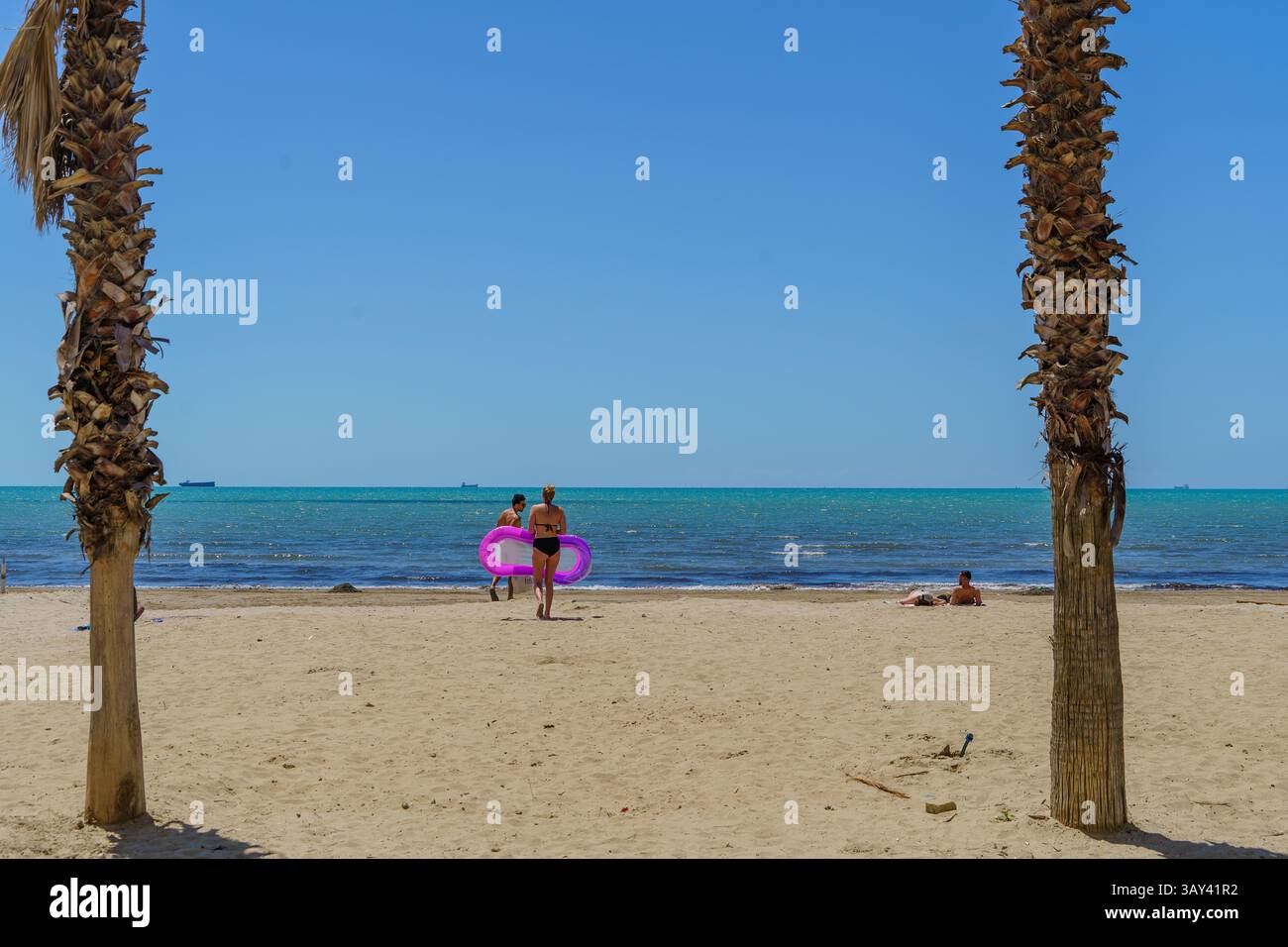 Mai 2024. Durres, Albanien. Fast leere Strandszene mit Palmen, Touristen. Foto: © Simon Grosset Stockfoto