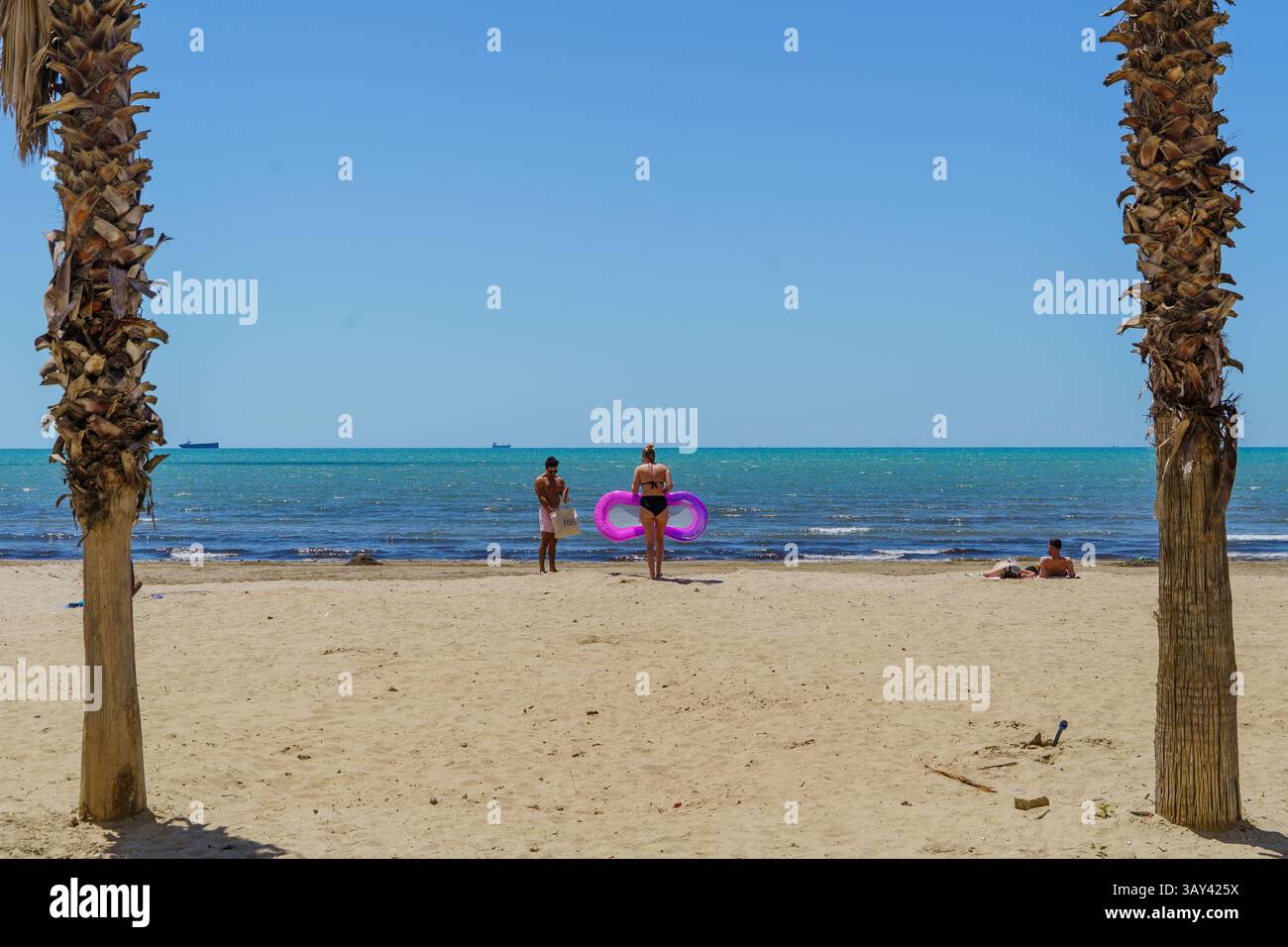 Mai 2024. Durres, Albanien. Fast leere Strandszene mit Palmen, Touristen. Foto: © Simon Grosset Stockfoto