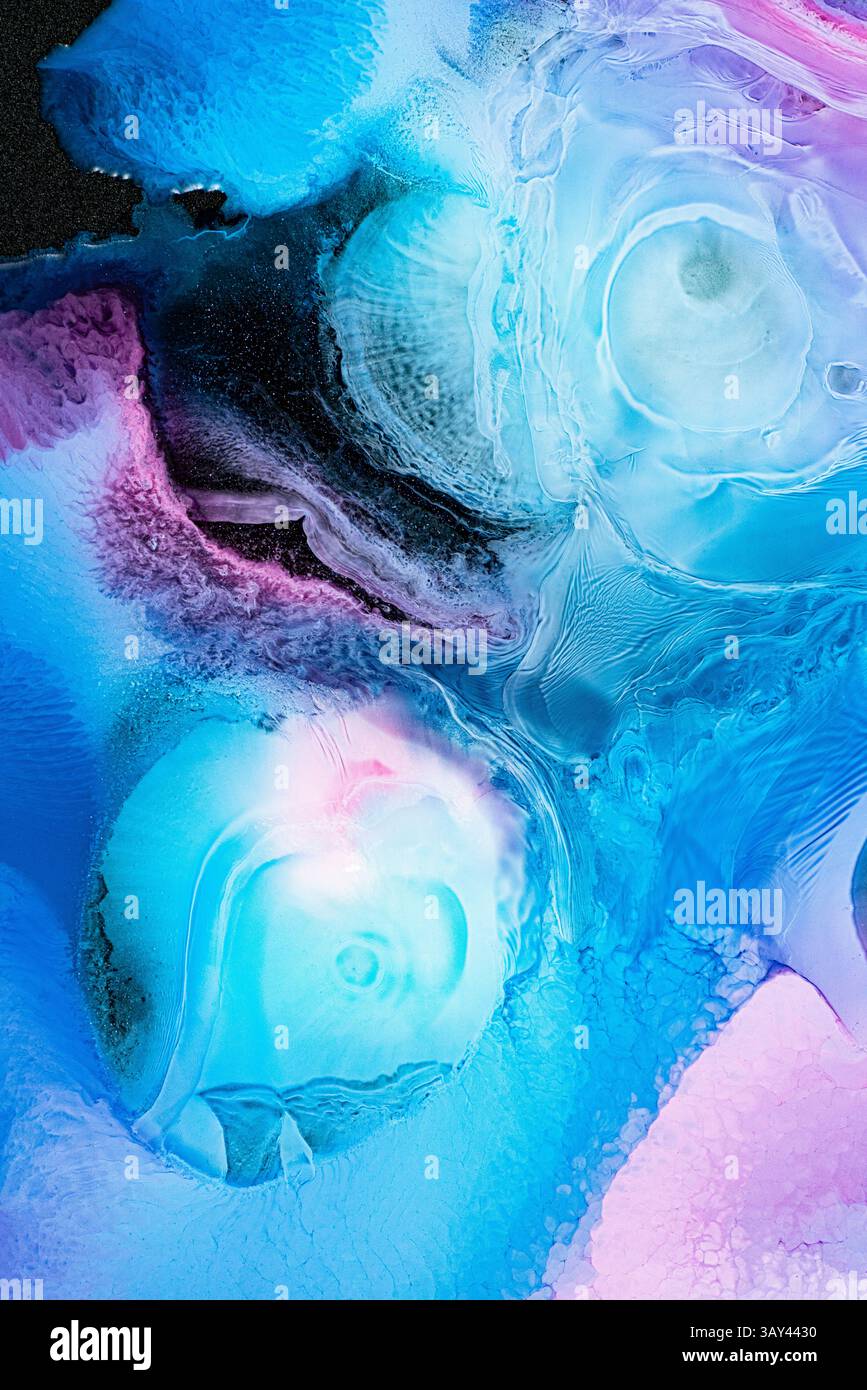 Eine atemberaubende abstrakte Komposition mit galaktischen Mustern in Blau- und Violetttönen. Diese fließende Aquarellkunst weckt ein Gefühl der Bewegung im galax Stockfoto