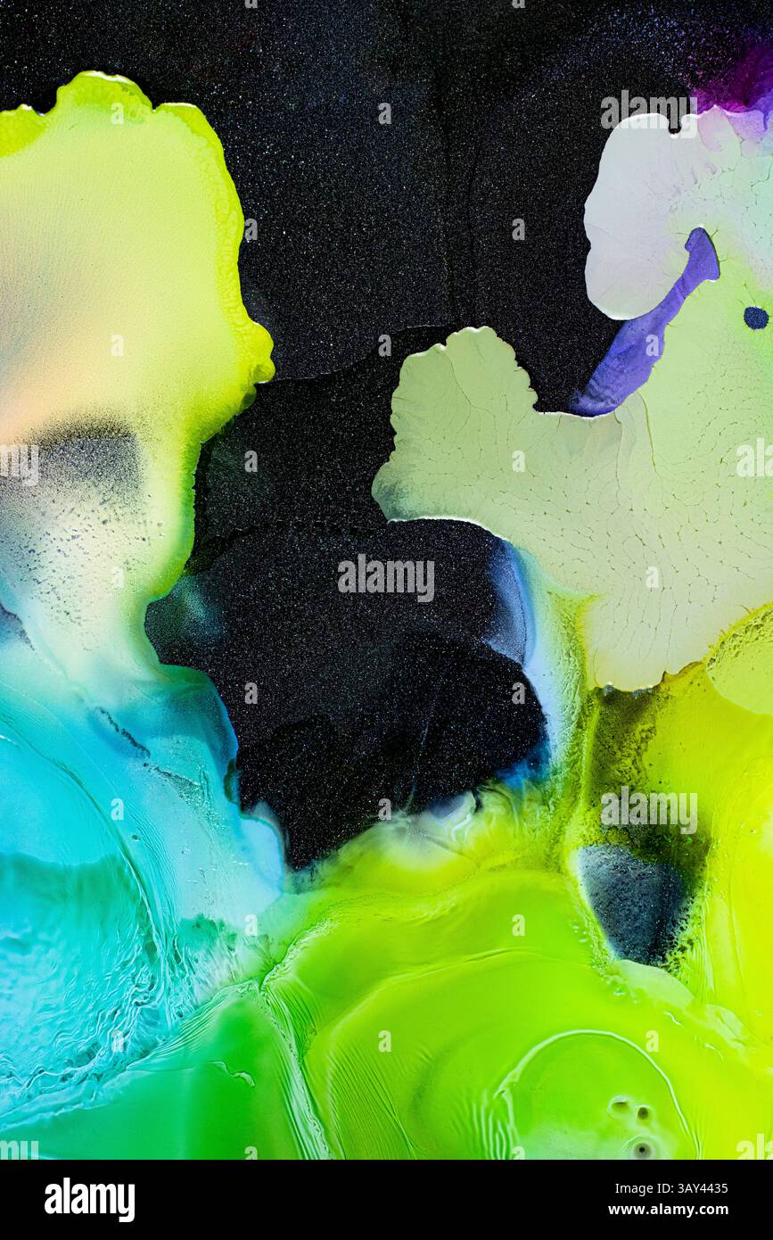Lebendiges abstraktes Kunstwerk mit hellen Farbtupfern in Grün, Blau und Lila auf dunklem Hintergrund. Die lebendigen Farben und flüssigen Formen erzeugen ein dynamisches, g Stockfoto