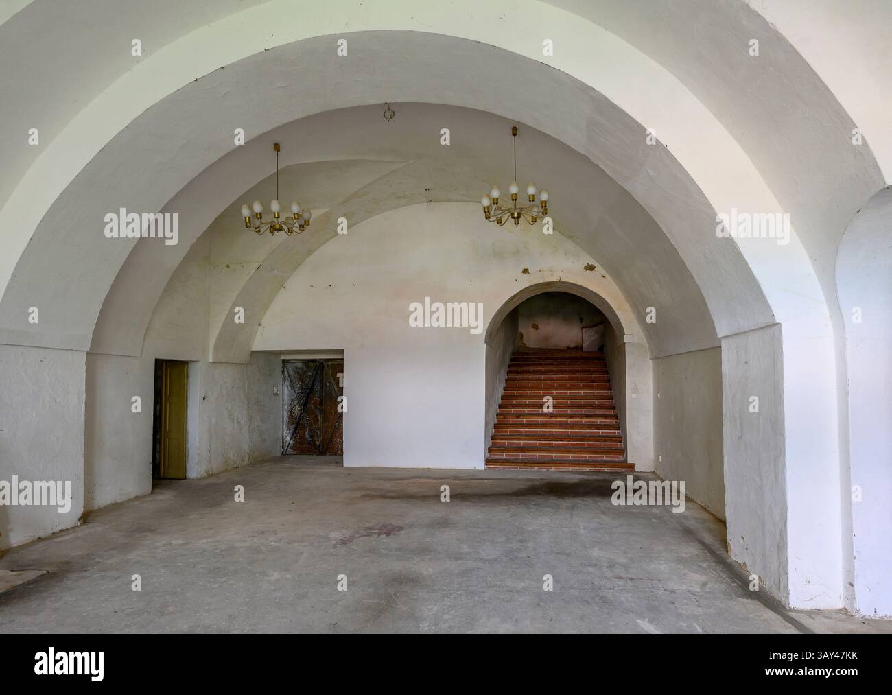 Vlastislav, Tschechische Republik. April 2025. Schloss Skalka, Geburtsort von Christoph Schönborn, dem ehemaligen Erzbischof und Kardinal von Wien, der als einer der möglichen Kandidaten für das Papsttum gilt, wurde am 22. April 2025 in Vlastislav, Bezirk Litomerice, Tschechien, dargestellt. Auf dem Foto ist ein Teil eines Innenraums der Burg zu sehen. Quelle: Ondrej Hajek/CTK Photo/Alamy Live News Stockfoto