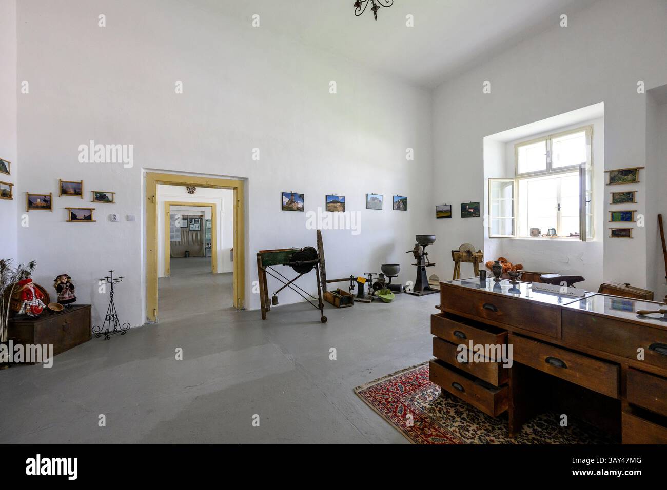 Vlastislav, Tschechische Republik. April 2025. Schloss Skalka, Geburtsort von Christoph Schönborn, dem ehemaligen Erzbischof und Kardinal von Wien, der als einer der möglichen Kandidaten für das Papsttum gilt, wurde am 22. April 2025 in Vlastislav, Bezirk Litomerice, Tschechien, dargestellt. Auf dem Foto ist ein Teil einer Ausstellung im Schloss zu sehen. Quelle: Ondrej Hajek/CTK Photo/Alamy Live News Stockfoto