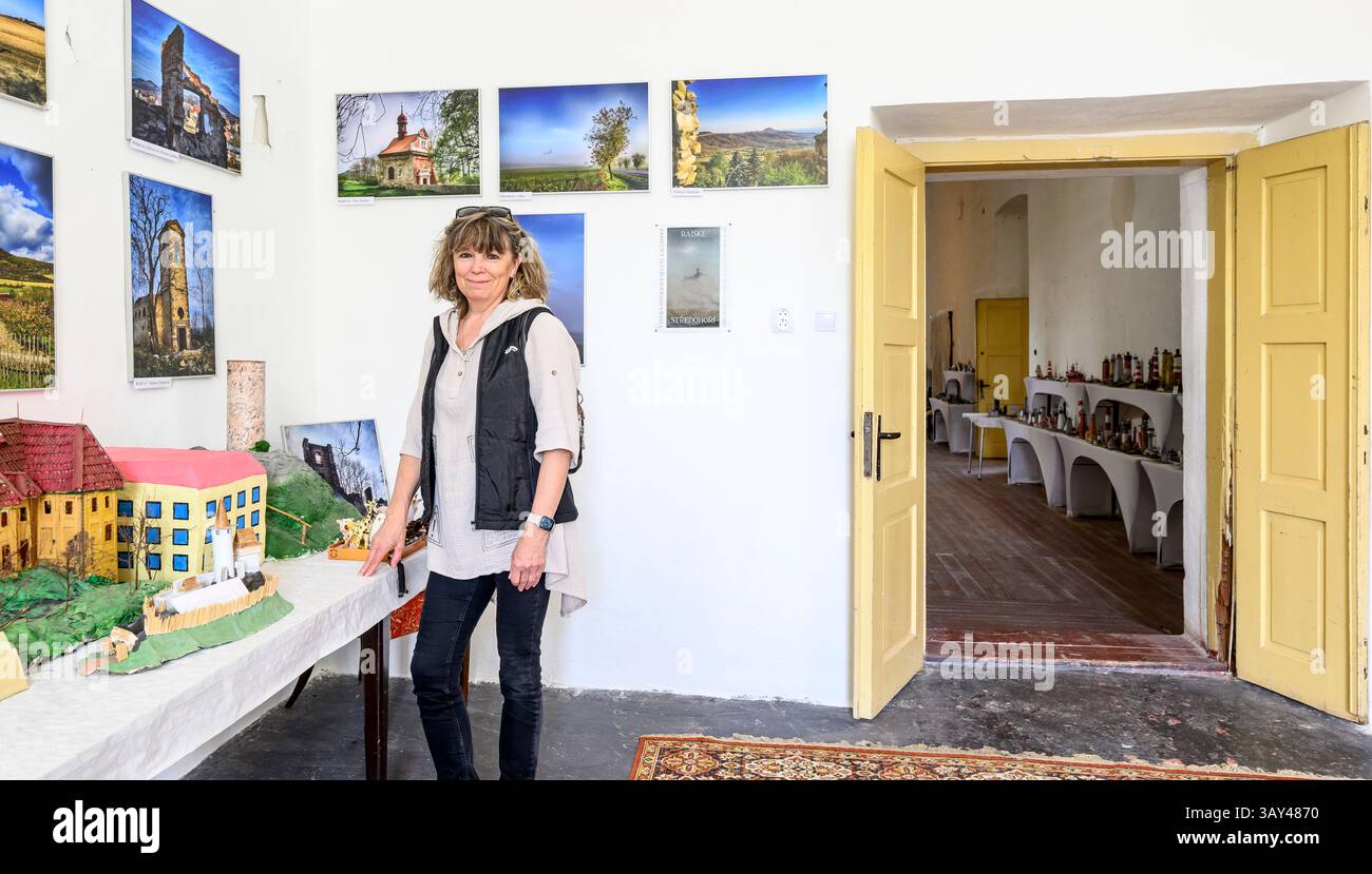 Vlastislav, Tschechische Republik. April 2025. Schloss Skalka, Geburtsort von Christoph Schönborn, dem ehemaligen Erzbischof und Kardinal von Wien, der als einer der möglichen Kandidaten für das Papsttum gilt, wurde am 22. April 2025 in Vlastislav, Bezirk Litomerice, Tschechien, dargestellt. Auf dem Foto ist Bürgermeister von Wlastislav Lenka Mikova zu sehen. Quelle: Ondrej Hajek/CTK Photo/Alamy Live News Stockfoto