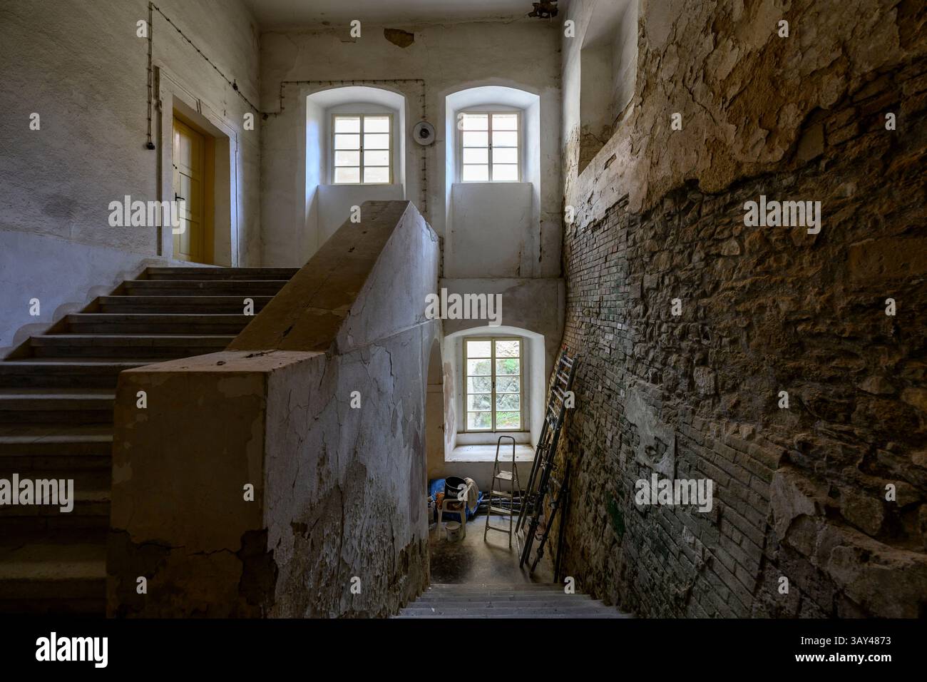 Vlastislav, Tschechische Republik. April 2025. Schloss Skalka, Geburtsort von Christoph Schönborn, dem ehemaligen Erzbischof und Kardinal von Wien, der als einer der möglichen Kandidaten für das Papsttum gilt, wurde am 22. April 2025 in Vlastislav, Bezirk Litomerice, Tschechien, dargestellt. Auf dem Foto ist ein Teil eines Innenraums der Burg zu sehen. Quelle: Ondrej Hajek/CTK Photo/Alamy Live News Stockfoto