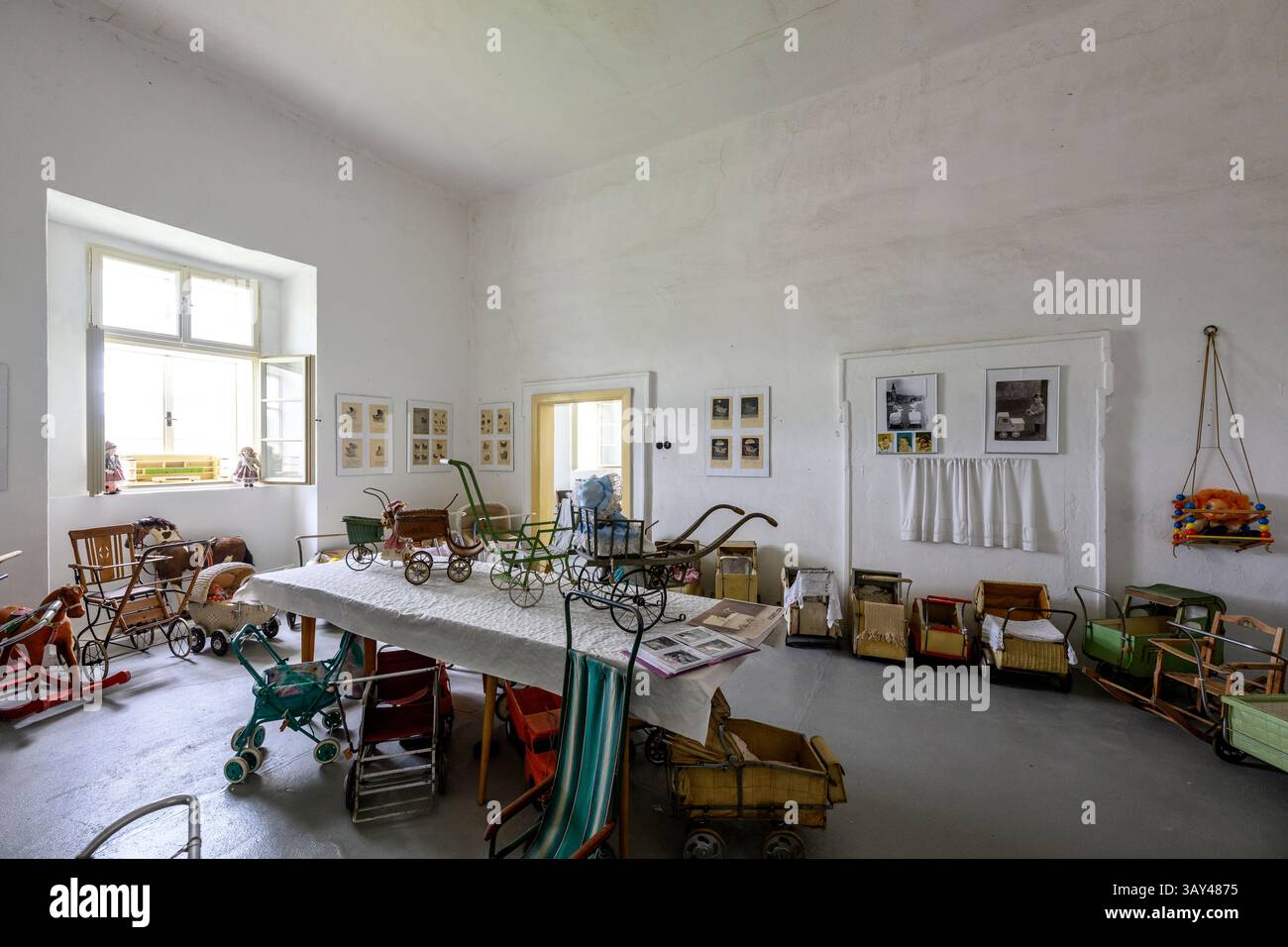 Vlastislav, Tschechische Republik. April 2025. Schloss Skalka, Geburtsort von Christoph Schönborn, dem ehemaligen Erzbischof und Kardinal von Wien, der als einer der möglichen Kandidaten für das Papsttum gilt, wurde am 22. April 2025 in Vlastislav, Bezirk Litomerice, Tschechien, dargestellt. Auf dem Foto ist ein Teil einer Ausstellung im Schloss zu sehen. Quelle: Ondrej Hajek/CTK Photo/Alamy Live News Stockfoto