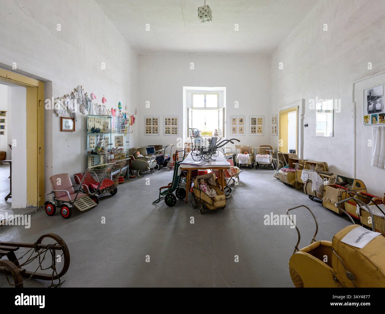 Vlastislav, Tschechische Republik. April 2025. Schloss Skalka, Geburtsort von Christoph Schönborn, dem ehemaligen Erzbischof und Kardinal von Wien, der als einer der möglichen Kandidaten für das Papsttum gilt, wurde am 22. April 2025 in Vlastislav, Bezirk Litomerice, Tschechien, dargestellt. Auf dem Foto ist ein Teil einer Ausstellung im Schloss zu sehen. Quelle: Ondrej Hajek/CTK Photo/Alamy Live News Stockfoto