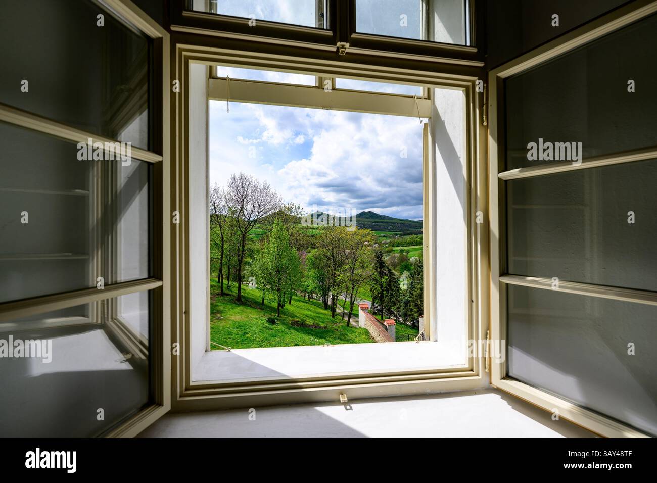 Vlastislav, Tschechische Republik. April 2025. Schloss Skalka, Geburtsort von Christoph Schönborn, dem ehemaligen Erzbischof und Kardinal von Wien, der als einer der möglichen Kandidaten für das Papsttum gilt, wurde am 22. April 2025 in Vlastislav, Bezirk Litomerice, Tschechien, dargestellt. Auf dem Foto sehe ich von einem Fenster des Schlosses. Quelle: Ondrej Hajek/CTK Photo/Alamy Live News Stockfoto