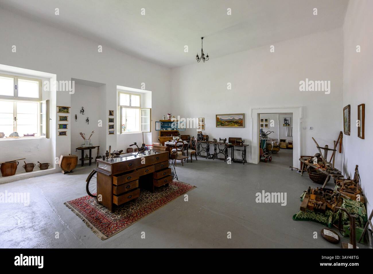 Vlastislav, Tschechische Republik. April 2025. Schloss Skalka, Geburtsort von Christoph Schönborn, dem ehemaligen Erzbischof und Kardinal von Wien, der als einer der möglichen Kandidaten für das Papsttum gilt, wurde am 22. April 2025 in Vlastislav, Bezirk Litomerice, Tschechien, dargestellt. Auf dem Foto ist ein Teil einer Ausstellung im Schloss zu sehen. Quelle: Ondrej Hajek/CTK Photo/Alamy Live News Stockfoto