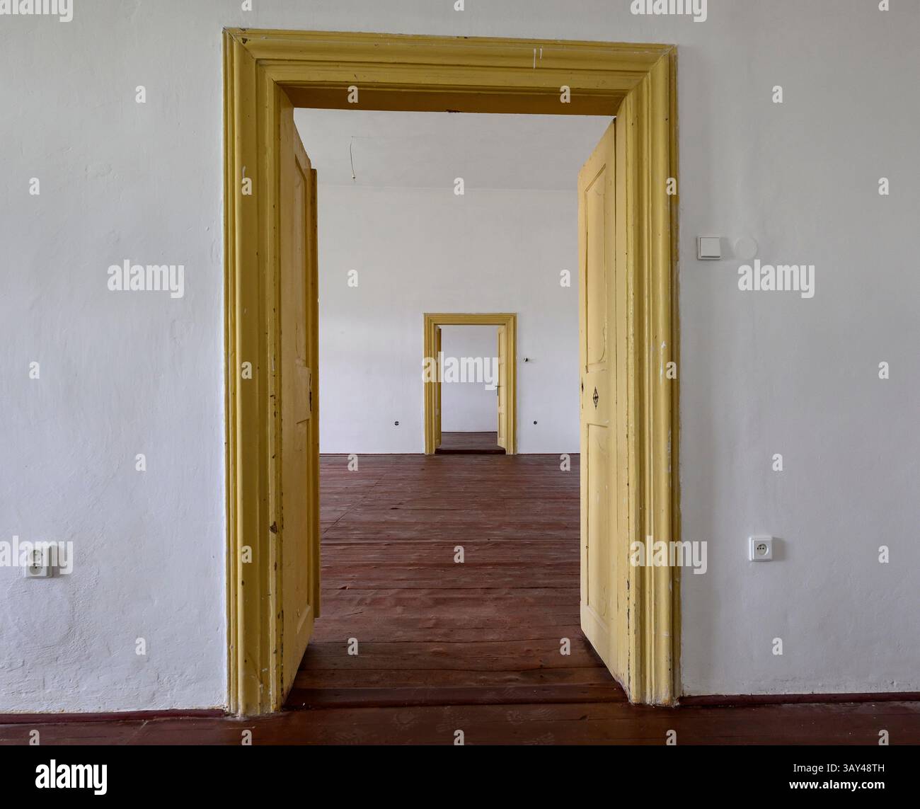 Vlastislav, Tschechische Republik. April 2025. Schloss Skalka, Geburtsort von Christoph Schönborn, dem ehemaligen Erzbischof und Kardinal von Wien, der als einer der möglichen Kandidaten für das Papsttum gilt, wurde am 22. April 2025 in Vlastislav, Bezirk Litomerice, Tschechien, dargestellt. Auf dem Foto ist ein Teil eines Innenraums der Burg zu sehen. Quelle: Ondrej Hajek/CTK Photo/Alamy Live News Stockfoto