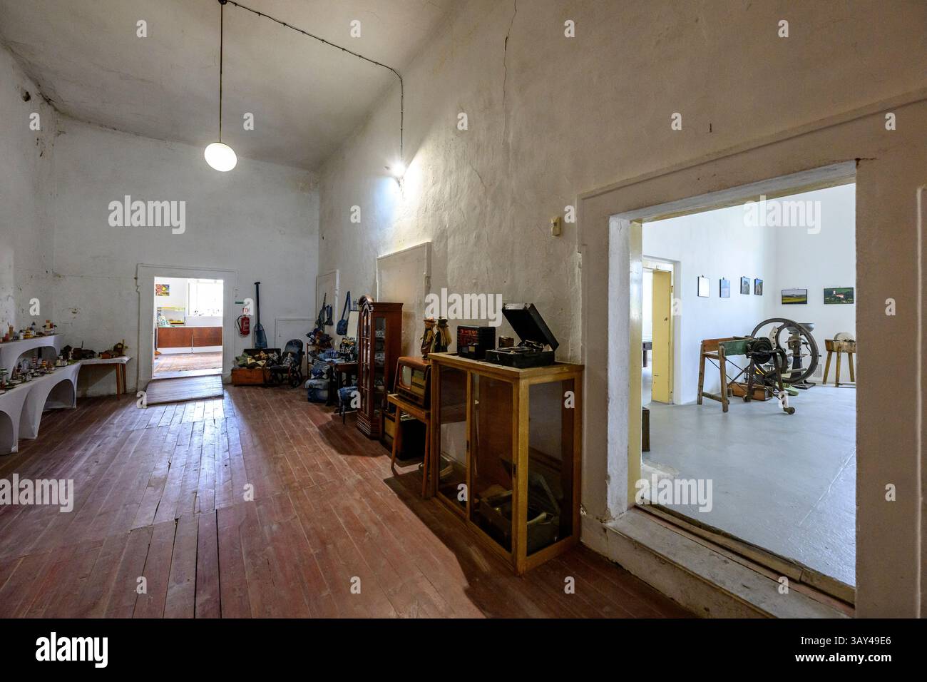 Vlastislav, Tschechische Republik. April 2025. Schloss Skalka, Geburtsort von Christoph Schönborn, dem ehemaligen Erzbischof und Kardinal von Wien, der als einer der möglichen Kandidaten für das Papsttum gilt, wurde am 22. April 2025 in Vlastislav, Bezirk Litomerice, Tschechien, dargestellt. Auf dem Foto ist ein Teil einer Ausstellung im Schloss zu sehen. Quelle: Ondrej Hajek/CTK Photo/Alamy Live News Stockfoto