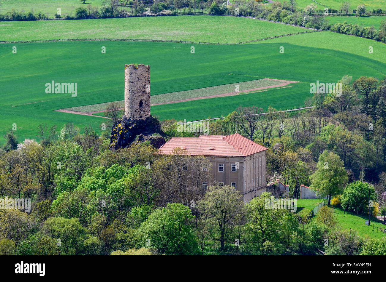 Vlastislav, Tschechische Republik. April 2025. Schloss Skalka, Geburtsort von Christoph Schönborn, dem ehemaligen Erzbischof und Kardinal von Wien, der als einer der möglichen Kandidaten für das Papsttum gilt, wurde am 22. April 2025 in Vlastislav, Bezirk Litomerice, Tschechien, dargestellt. Quelle: Ondrej Hajek/CTK Photo/Alamy Live News Stockfoto
