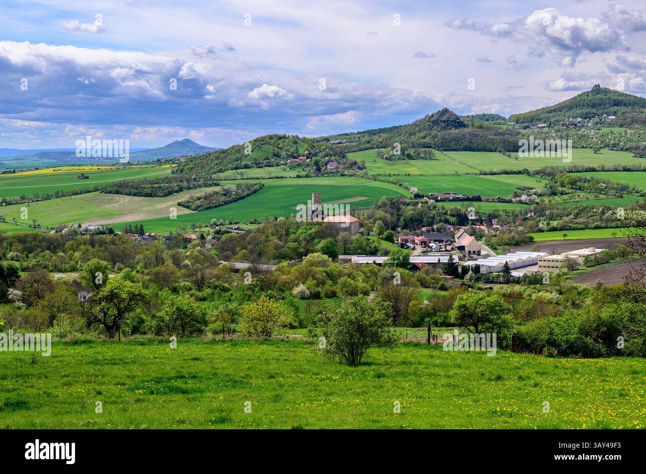 Vlastislav, Tschechische Republik. April 2025. Schloss Skalka (Mitte), Geburtsort des ehemaligen Erzbischofs und Kardinals Christoph Schönborn von Wien, der als einer der möglichen Kandidaten für das Papsttum gilt, wurde am 22. April 2025 in Vlastislav im Bezirk Litomerice in Tschechien dargestellt. Quelle: Ondrej Hajek/CTK Photo/Alamy Live News Stockfoto