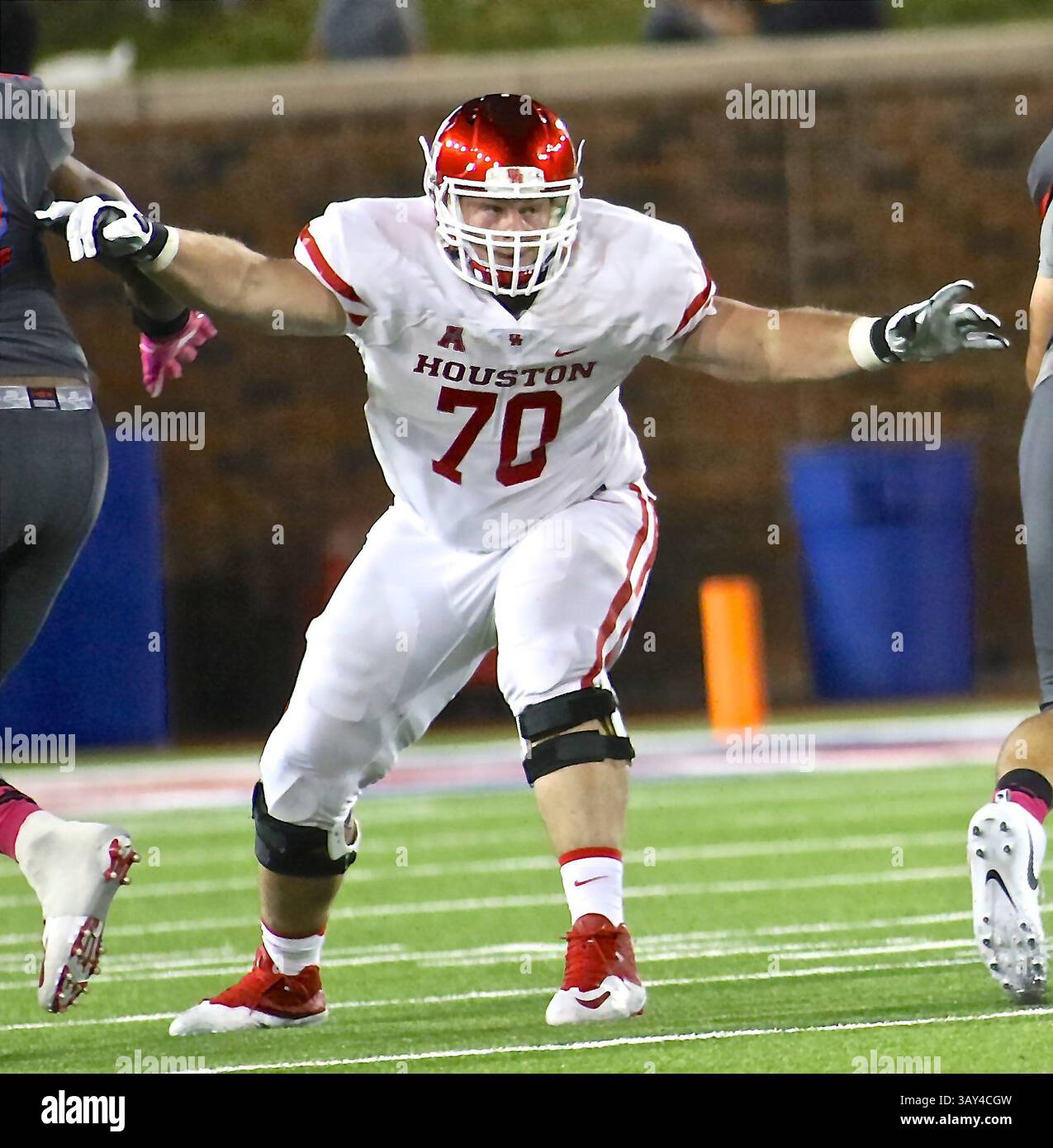 22. OKTOBER 2016: Der Houston Offensive Guard Mac Long (70) wird während des NCAA-Fußballspiels zwischen Houston Cougars und SMU Mustangs im Gerald J. Ford Stadium in Dallas Texas blockiert. Die SMU besiegte Houston mit 38:16. Jeff Goldberg/CSM(Kreditbild: &Copy; Jeff Goldberg/CSM via ZUMA Wire) Stockfoto