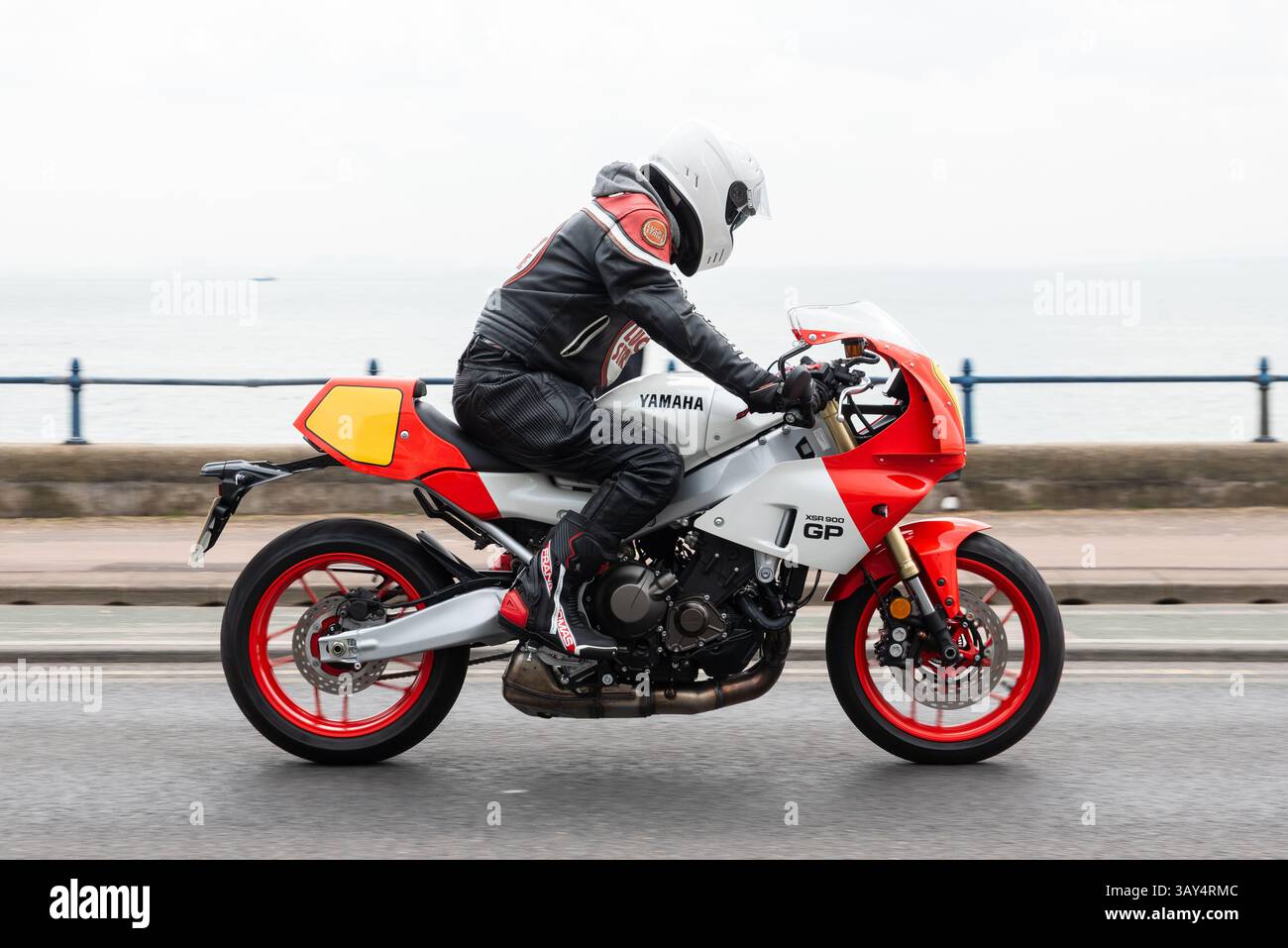 Motorradfahrt entlang der Küste von Southend on Sea, Essex, Großbritannien. Yamaha XSR900 GP Standard Universal Japanese Motorrad (UJM) Stockfoto