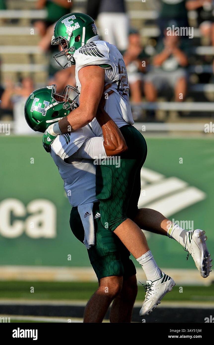 17. September 2016 - Charlotte, NC, USA - Ian Eriksen aus dem Osten Michigans, rechts, wird vom Quarterback Todd Porter, links in die Luft gehoben, nachdem Eriksen am Samstag, 17. September 2016, im Richardson Stadium in Charlotte, N.C. (Credit Image: © Jeff SINER/TNS via ZUMA Wire) Stockfoto