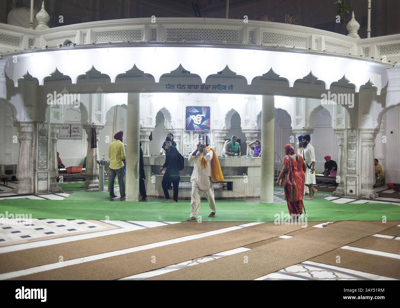 7. September 2016 - wischt Amritsar, Punjab, Indien - ein Mann seine Augen nach dem Waschen sein Gesicht an einem Dienst stand, die Bereitstellung von Wasser in den goldenen Tempel in Amritsar, Indien. (Kredit-Bild: © Akash Ghai über ZUMA Draht) Stockfoto