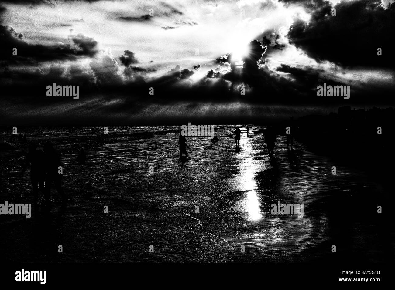 Sonnenaufgang über dem Strand von Puri in Odisha, Indien. Sonnenaufgang am Meer am Strand von Puri. Wunderschöne romantische Landschaft mit Natur. Farbenfroher Himmel bei der Sonnenblende Stockfoto
