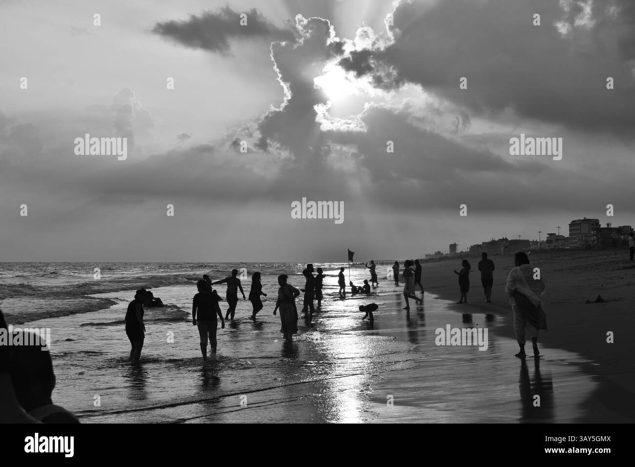 Sonnenaufgang über dem Strand von Puri in Odisha, Indien. Sonnenaufgang am Meer am Strand von Puri. Wunderschöne romantische Landschaft mit Natur. Farbenfroher Himmel bei der Sonnenblende Stockfoto