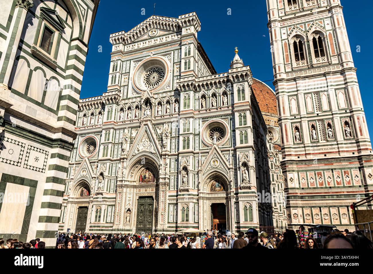 Blick auf die Westfassade von Santa Maria del Fiore, Kathedrale von Florenz mit ihren Marmorpaneelen und neogotischem Design von Emilio de Fabris. Stockfoto