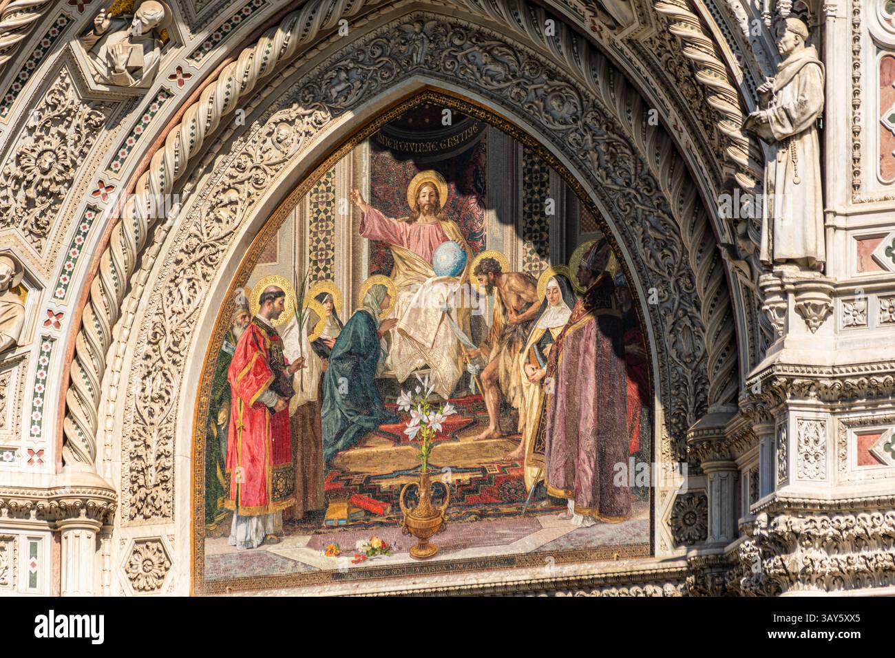 Mosaik, das Christus mit der Jungfrau und dem Heiligen Johannes dem Täufer über dem Hauptportal von Santa Maria del Fiore in Florenz, Italien, darstellt. Stockfoto