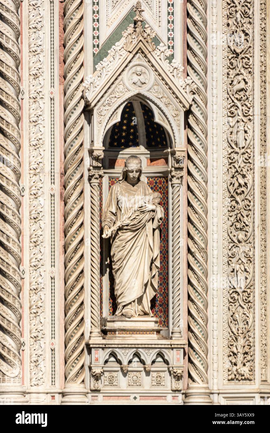 Nahaufnahme einer Statue eines heiligen in einer gotischen Nische an der Fassade von Santa Maria del Fiore, Florenz, Italien. Stockfoto