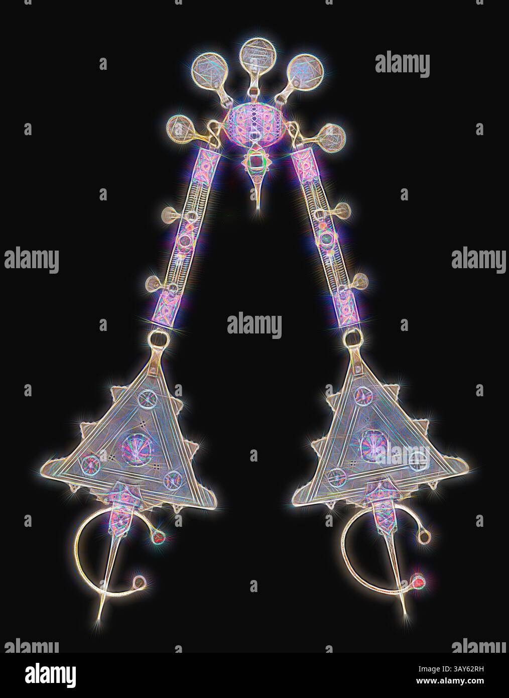 Ein kompliziertes, geometrisches Design mit symmetrischen Formen, verziert mit verzierten Mustern und Verzierungen, zeigt eine Mischung aus scharfen Winkeln und geschwungenen Elementen in einem lebendigen, ätherischen Stil. Verschluss für Damenbekleidung, Anfang des 20. Jahrhunderts, Silber, Emaillefarben, 36 x 8 x 6-1/8 Zoll, afrikanische Kunst, klassische Kunst mit einem modernen Twist, neu interpretiert von Artotop Stockfoto