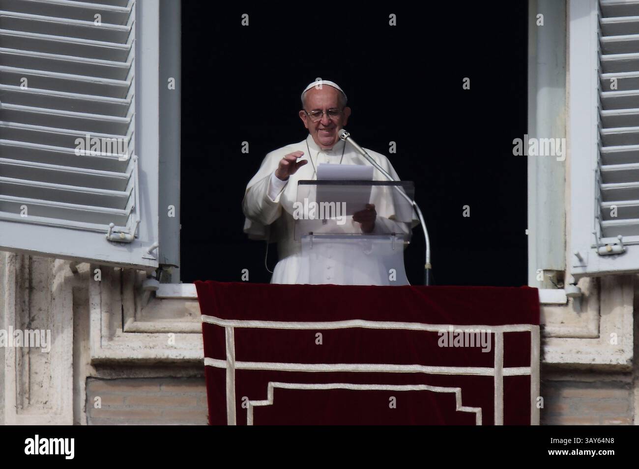 13. November 2016 - Staat Vatikanstadt (Heiliger Stuhl) - PAPST FRANZISKUS führt das Angelusgebet aus dem Fenster des Apostolischen Gebäudes auf dem Petersplatz im Vatikan. (Foto: © Evandro Inetti Via ZUMA Wire) Stockfoto